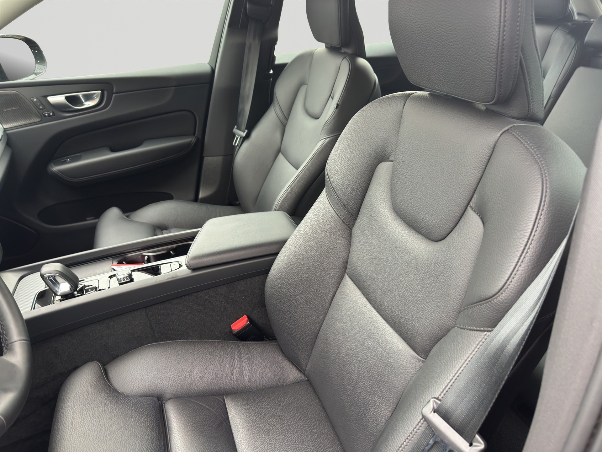 VOLVO XC60 B4 Diesel Mild Hybrid AWD Plus Dark Geartronic-image-6