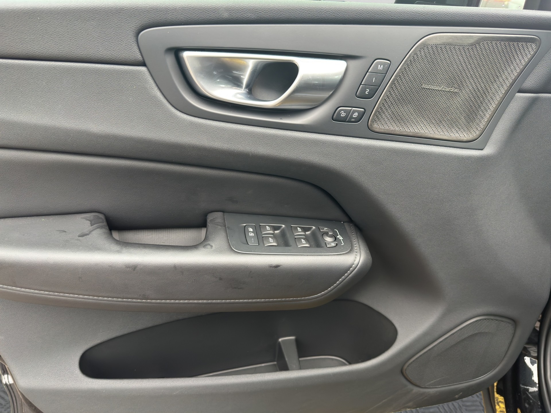 VOLVO XC60 B4 Diesel Mild Hybrid AWD Plus Dark Geartronic-image-8