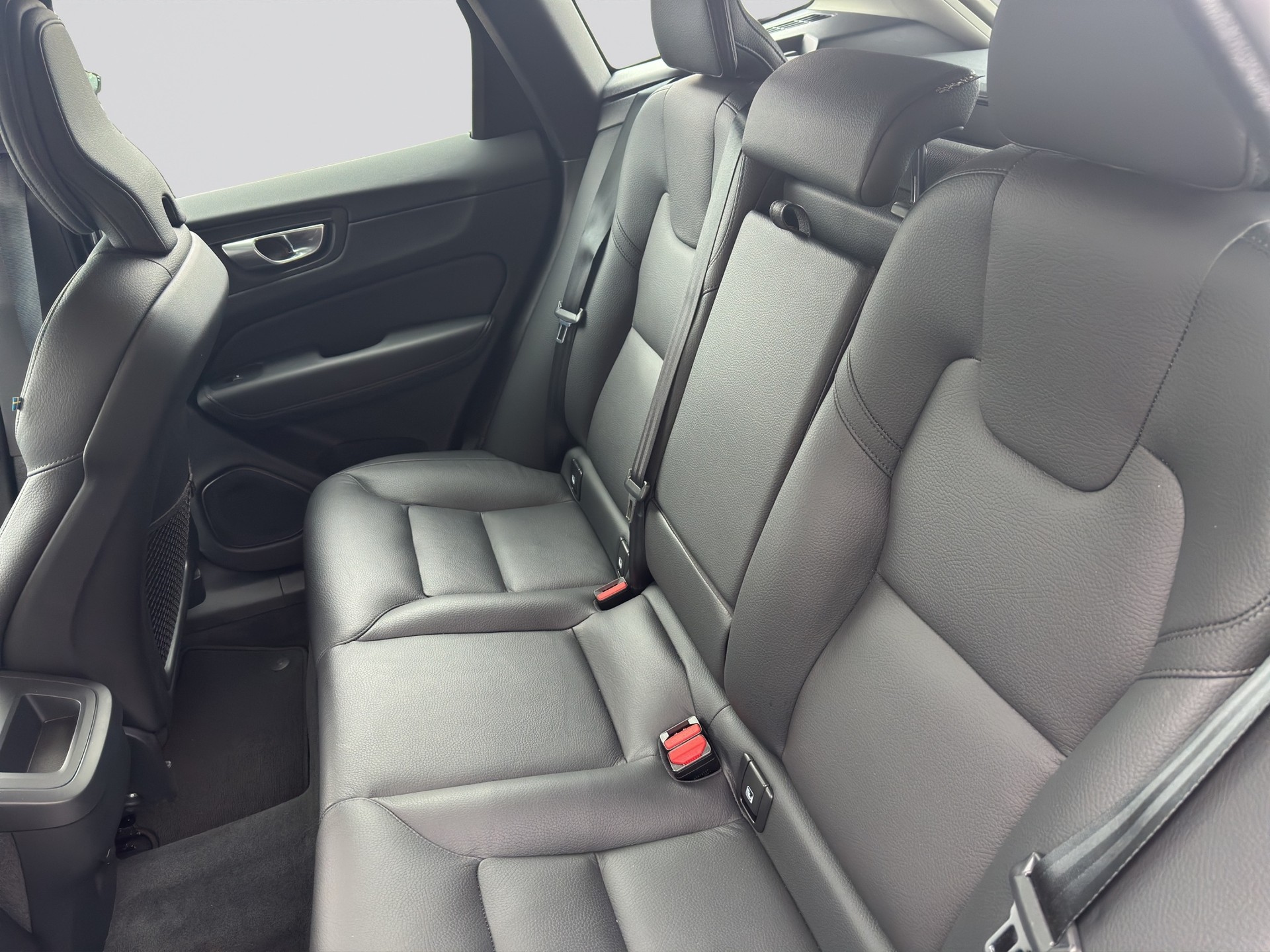 VOLVO XC60 B4 Diesel Mild Hybrid AWD Plus Dark Geartronic-image-5