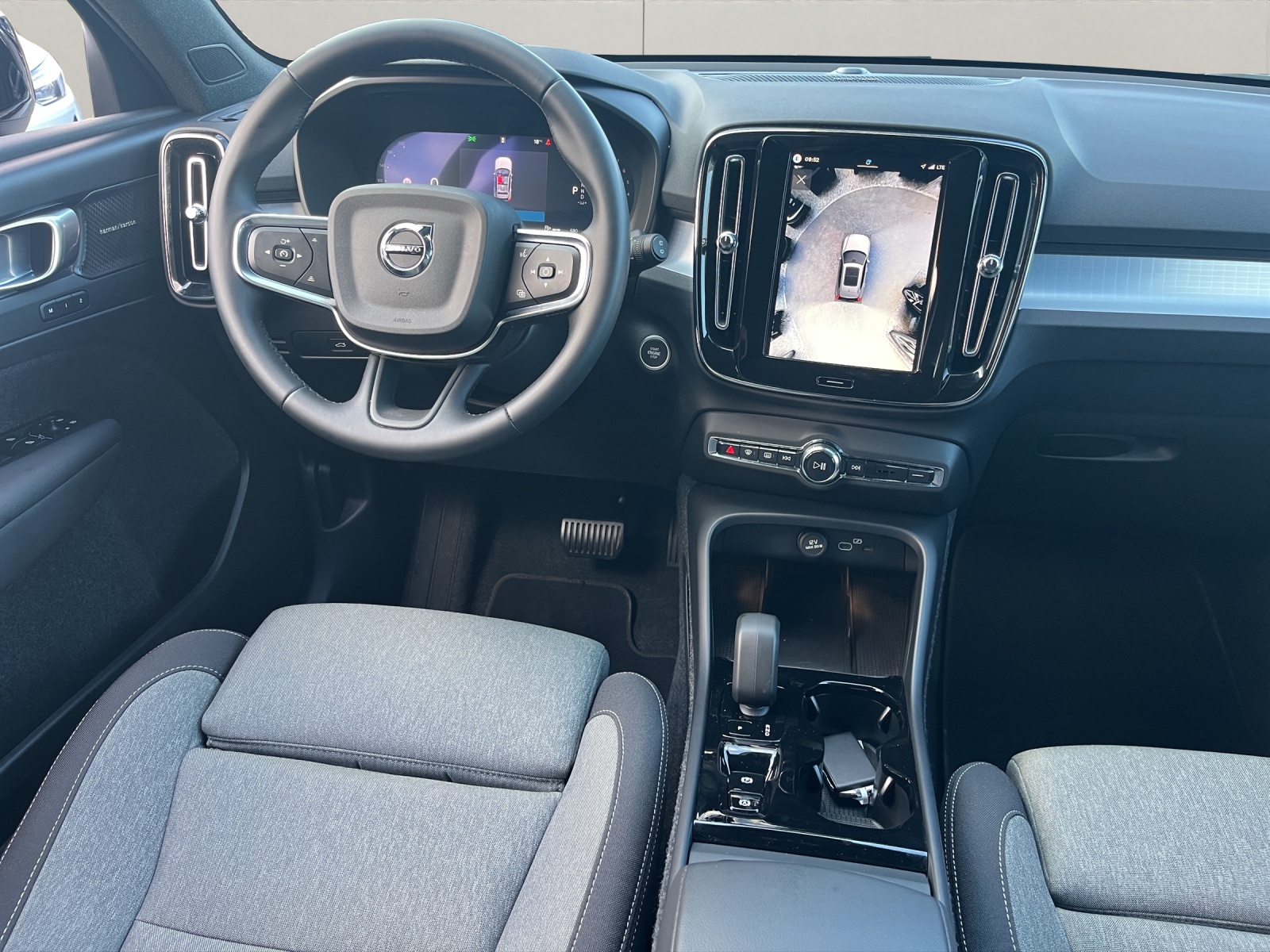 VOLVO XC40 2.0 B3 MH Plus Dark .-image-13