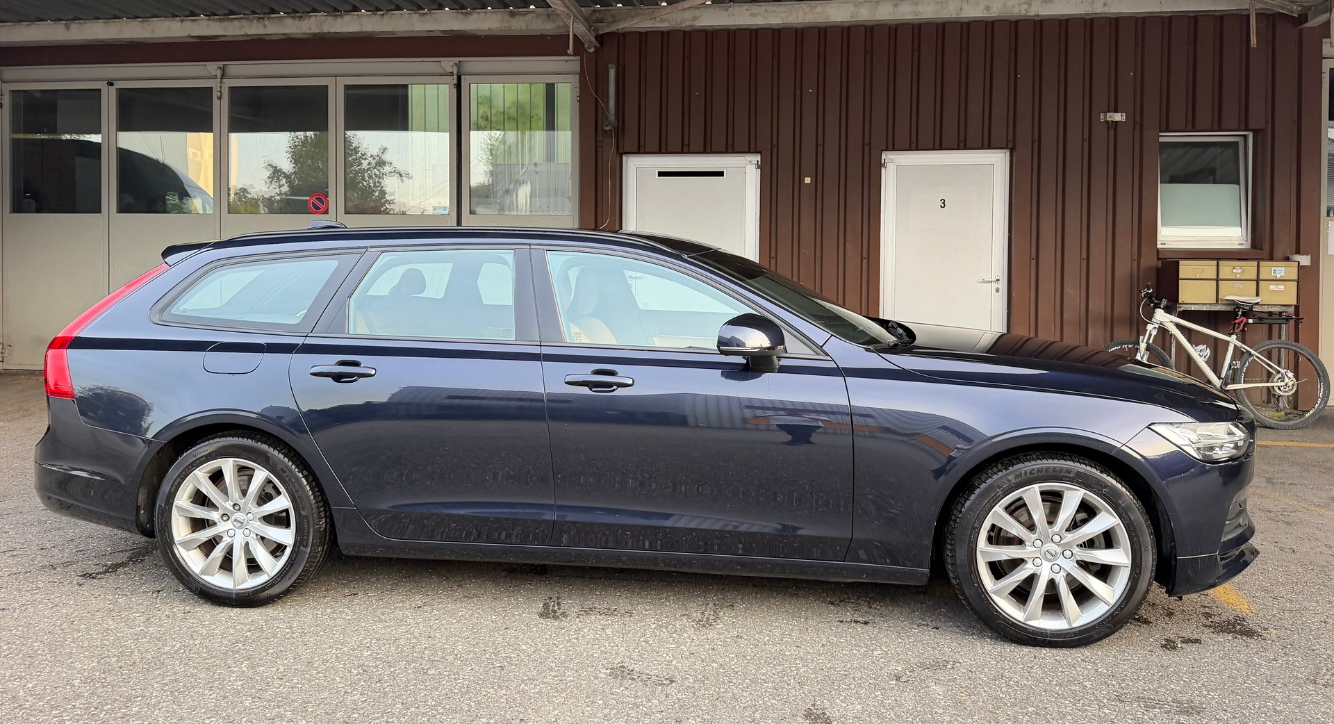 VOLVO V90 D3 AWD Momentum Geartronic-image-4