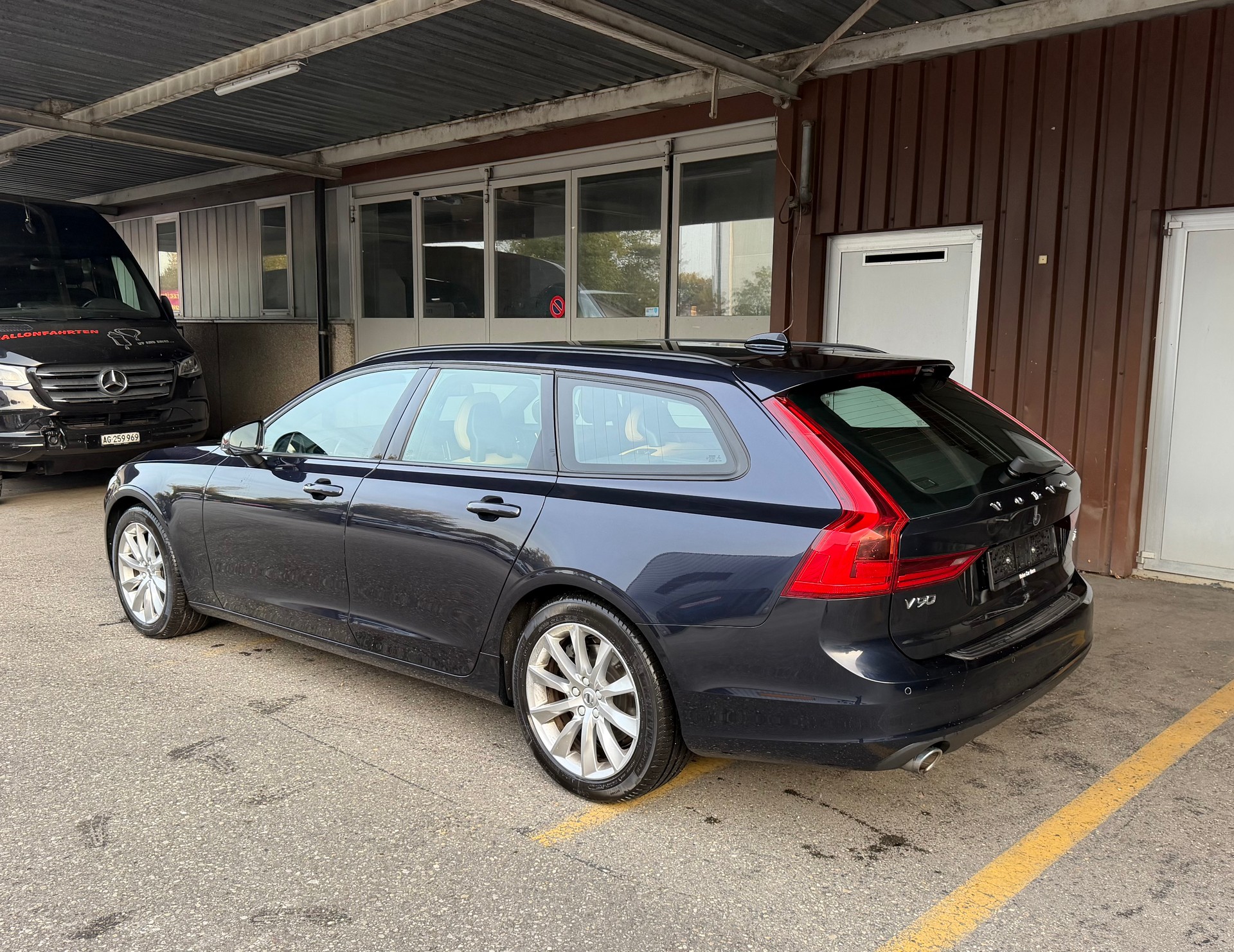 VOLVO V90 D3 AWD Momentum Geartronic-image-2