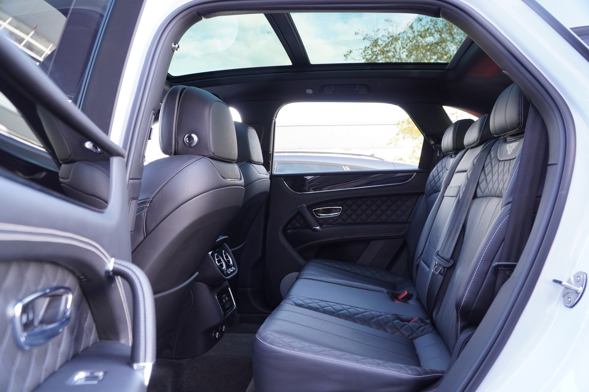 BENTLEY Bentayga V8-image-13