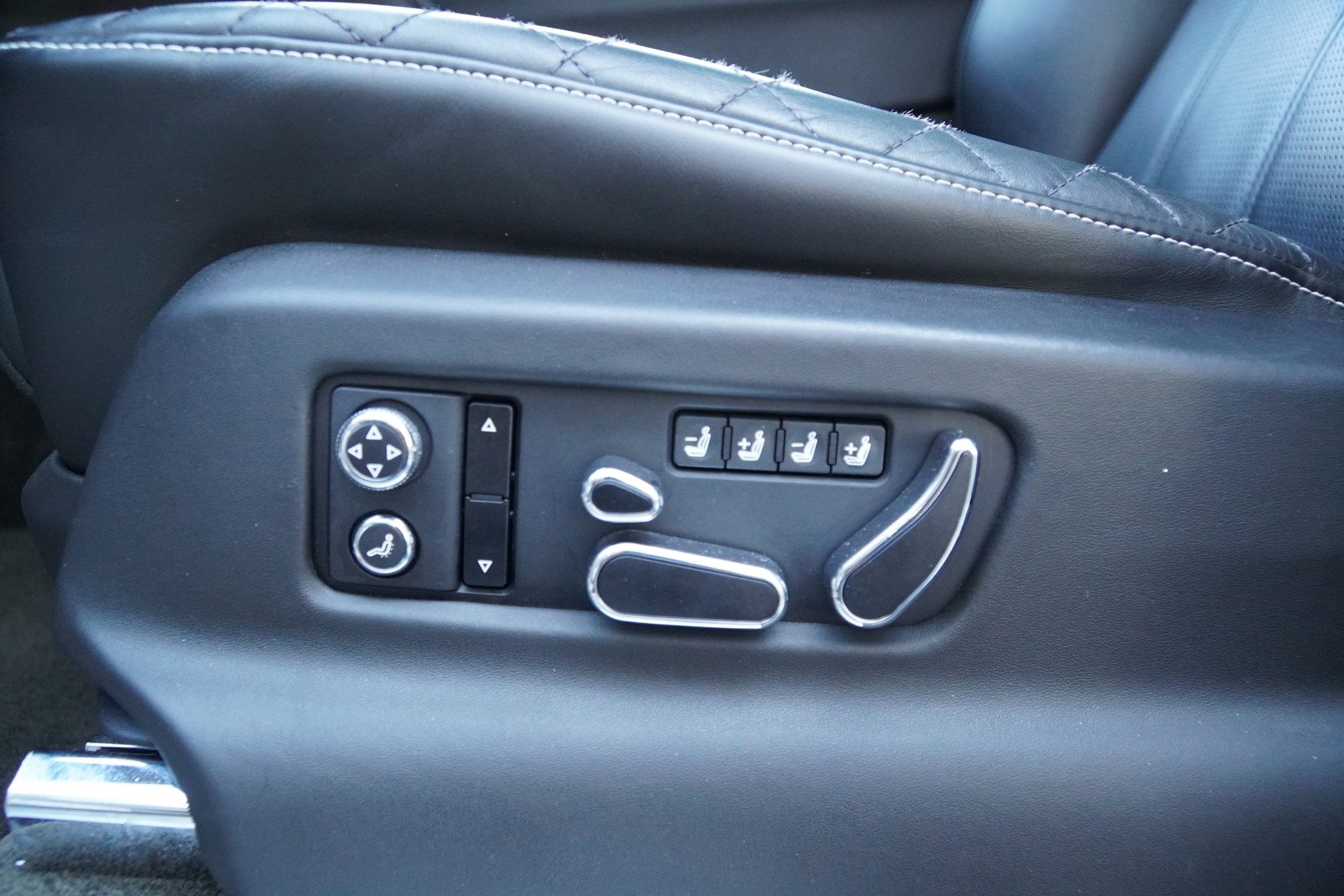 BENTLEY Bentayga V8-image-22