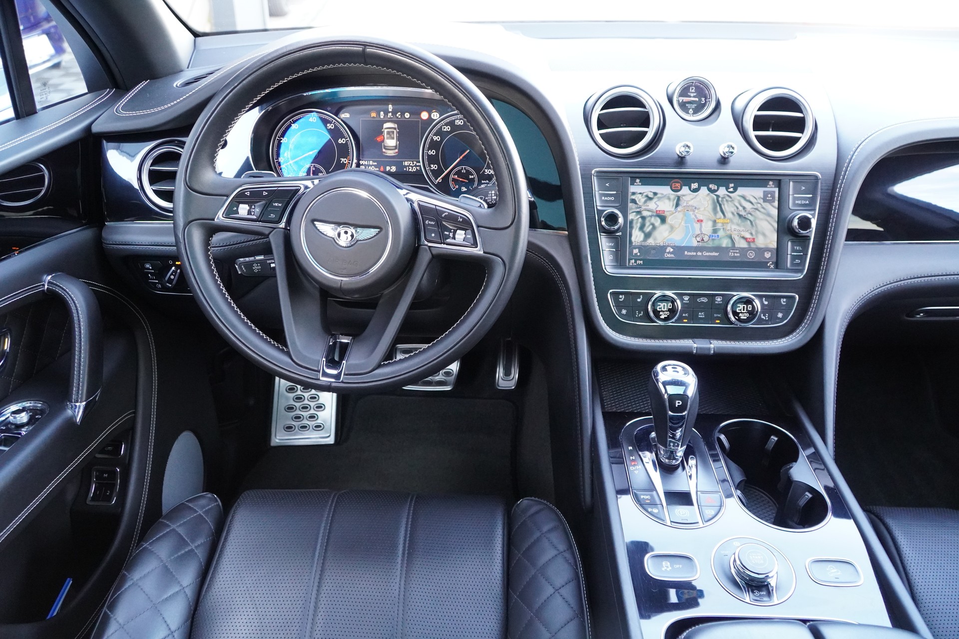BENTLEY Bentayga V8-image-10