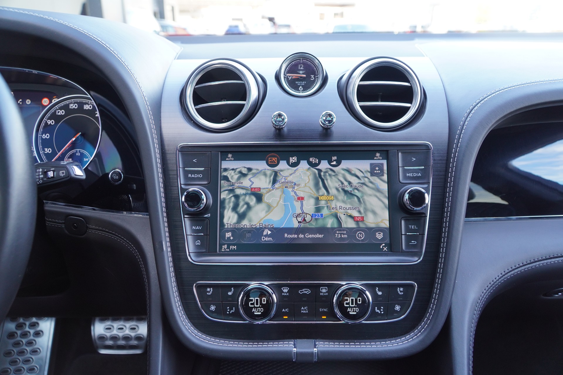 BENTLEY Bentayga V8-image-25