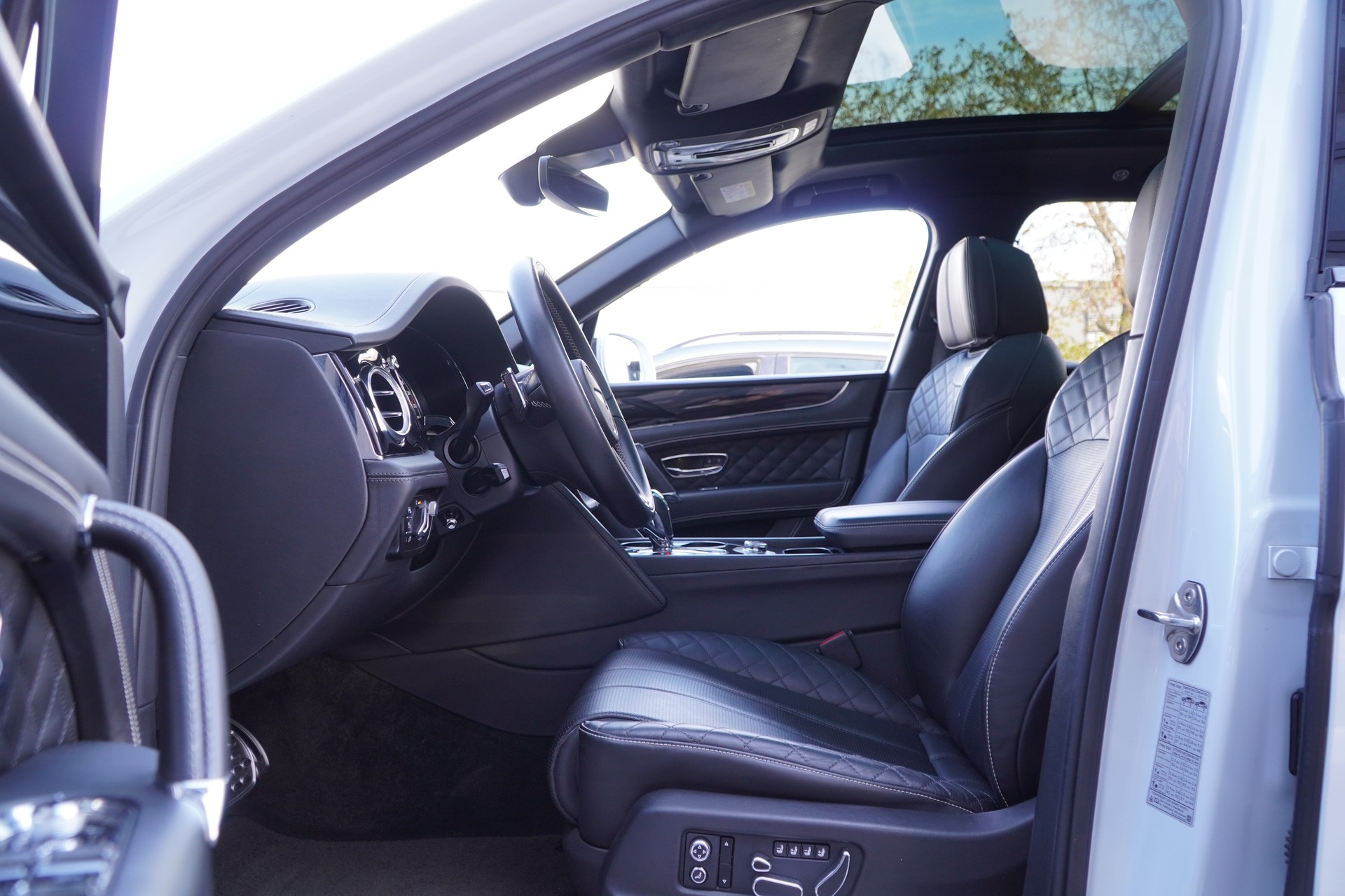 BENTLEY Bentayga V8-image-12