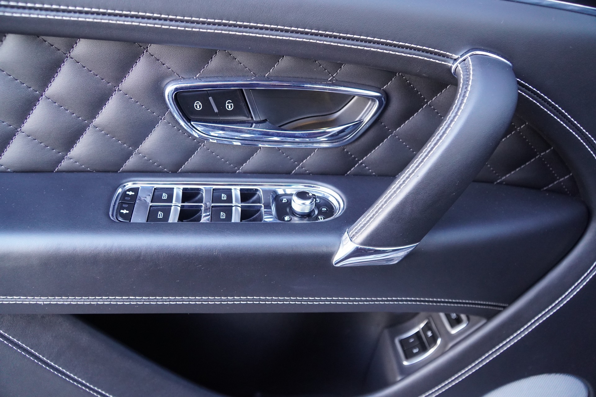 BENTLEY Bentayga V8-image-14