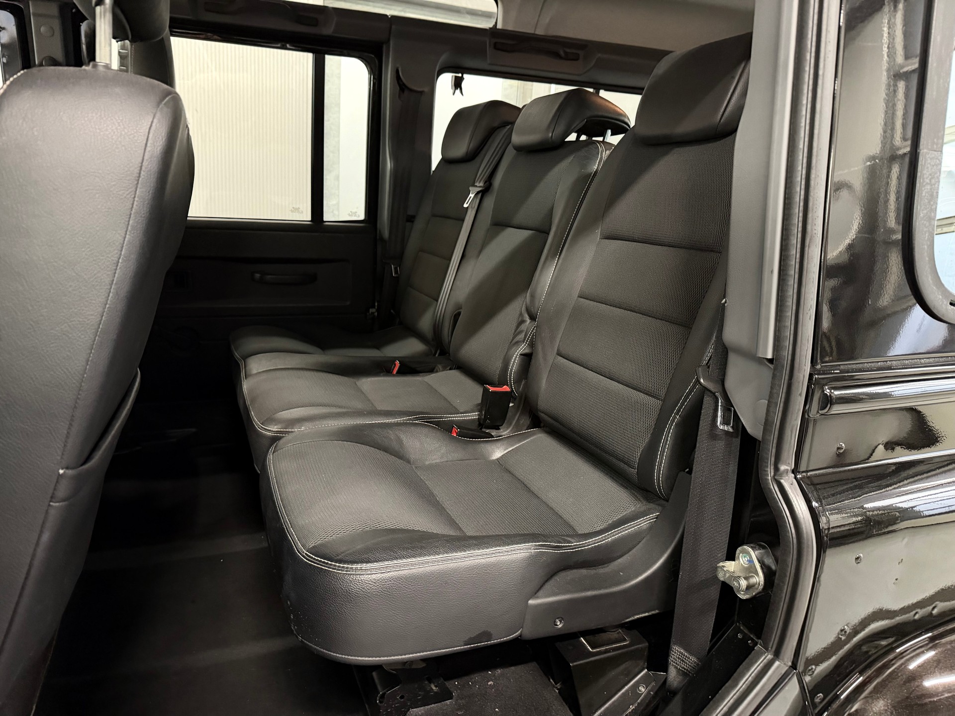 LAND ROVER Defender 110 2.2 TD4-image-9