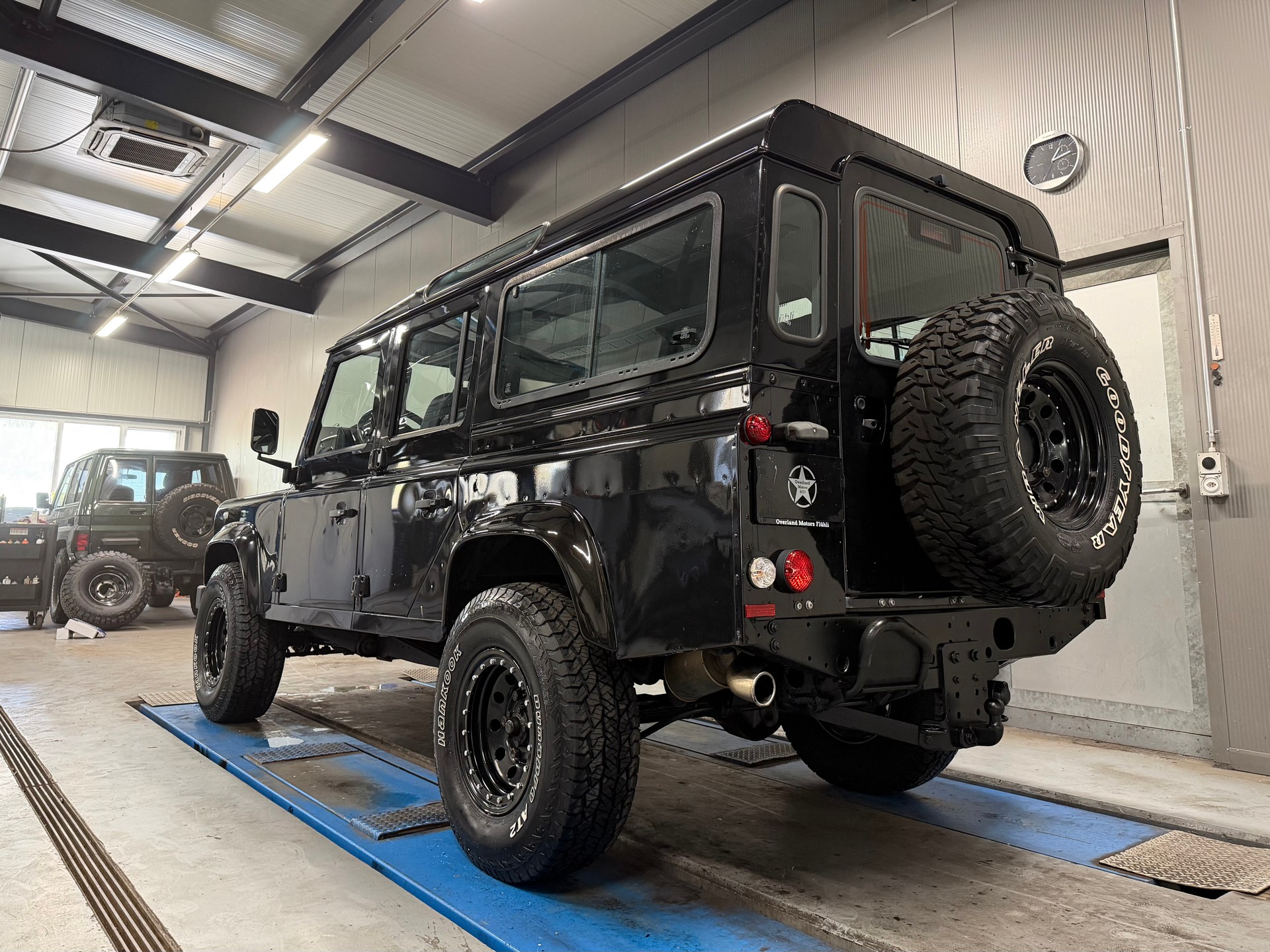LAND ROVER Defender 110 2.2 TD4-image-2