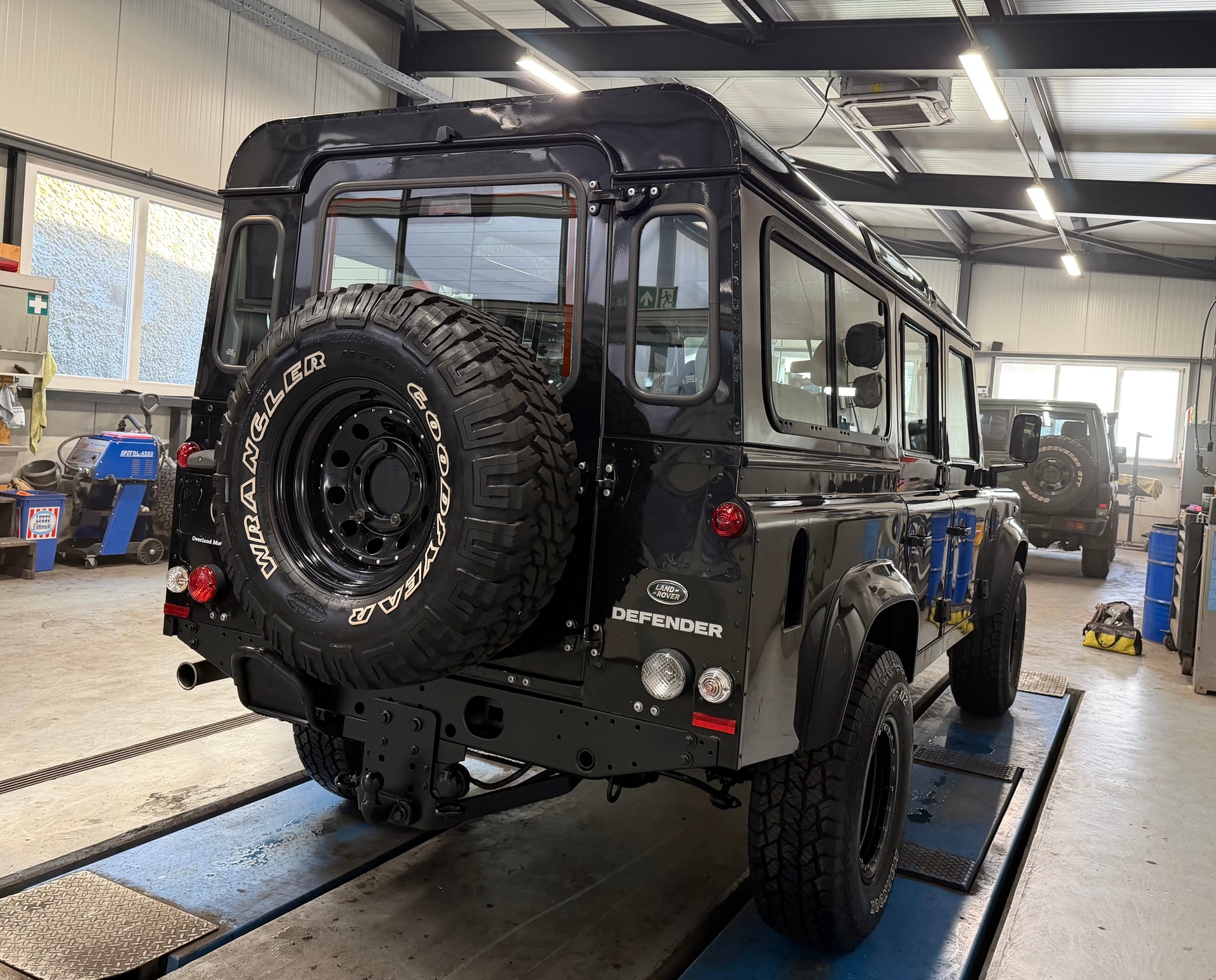 LAND ROVER Defender 110 2.2 TD4-image-4