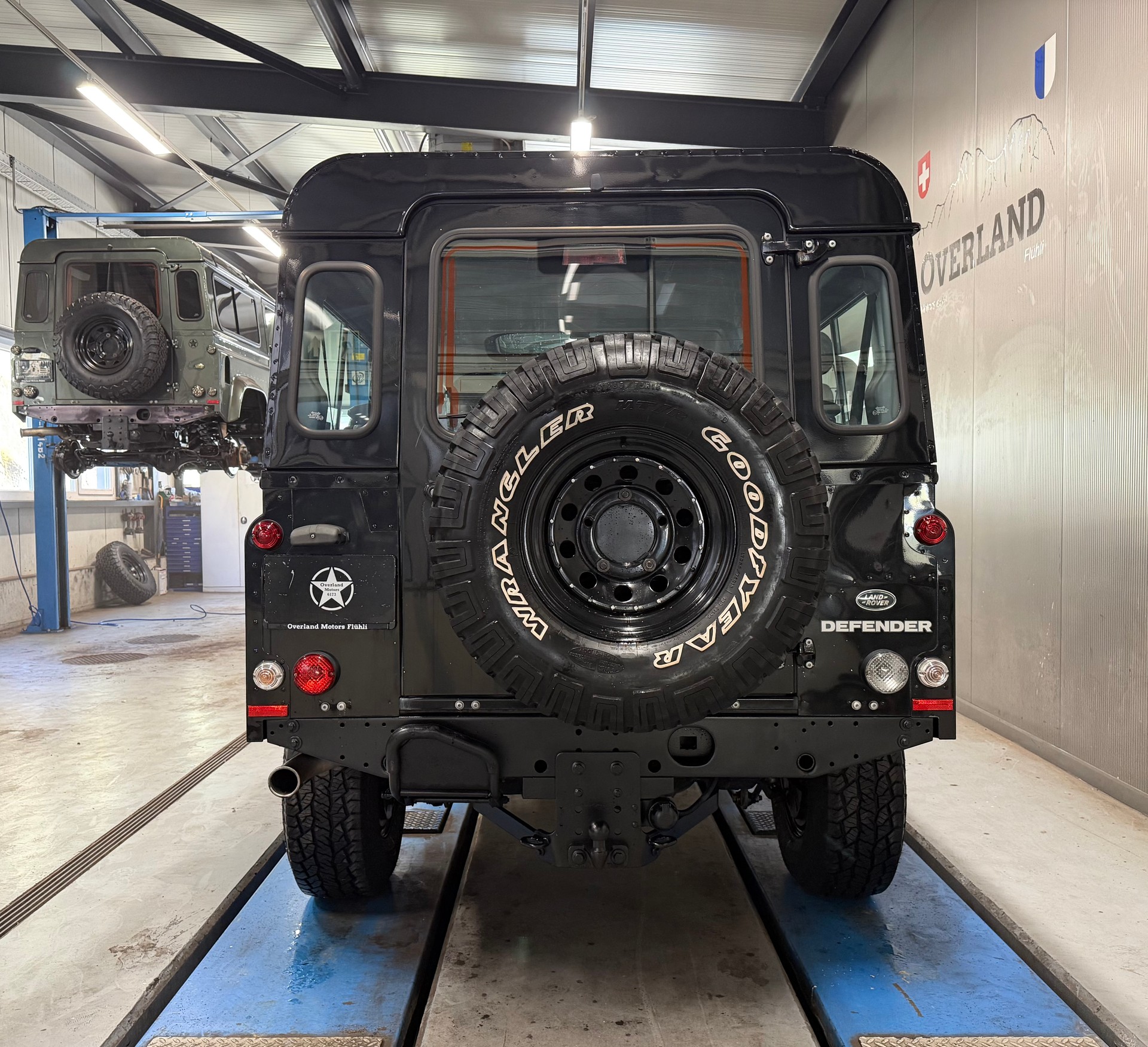 LAND ROVER Defender 110 2.2 TD4-image-3