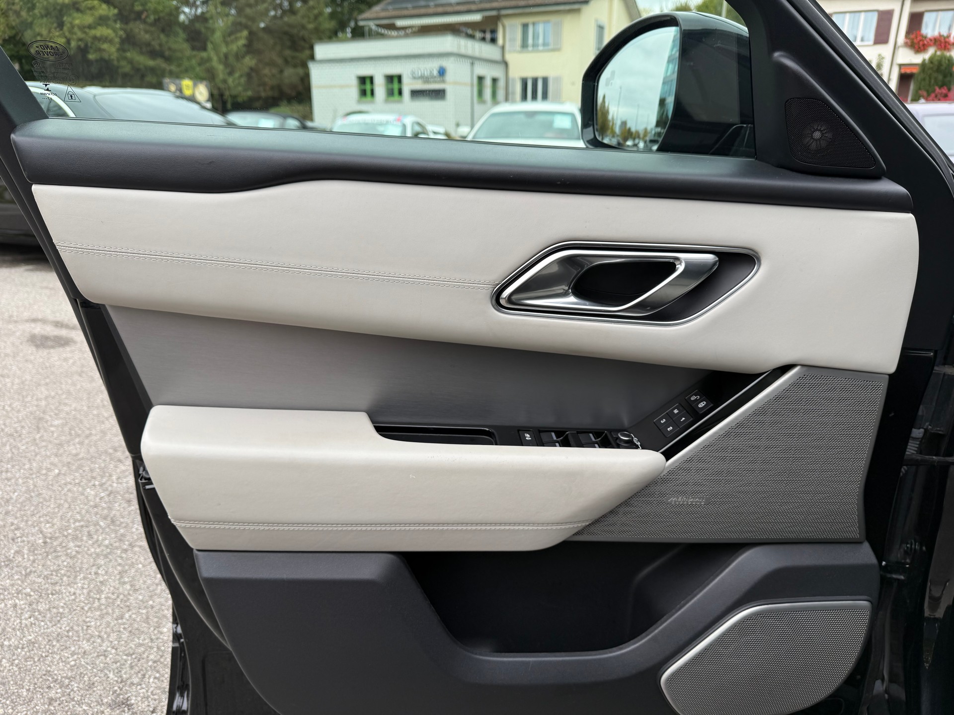 LAND ROVER Range Rover Velar D 300 First Edition Automatic-image-10