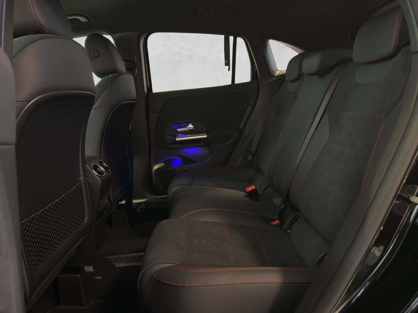 MERCEDES-BENZ GLA 200 7G-DCT-image-10