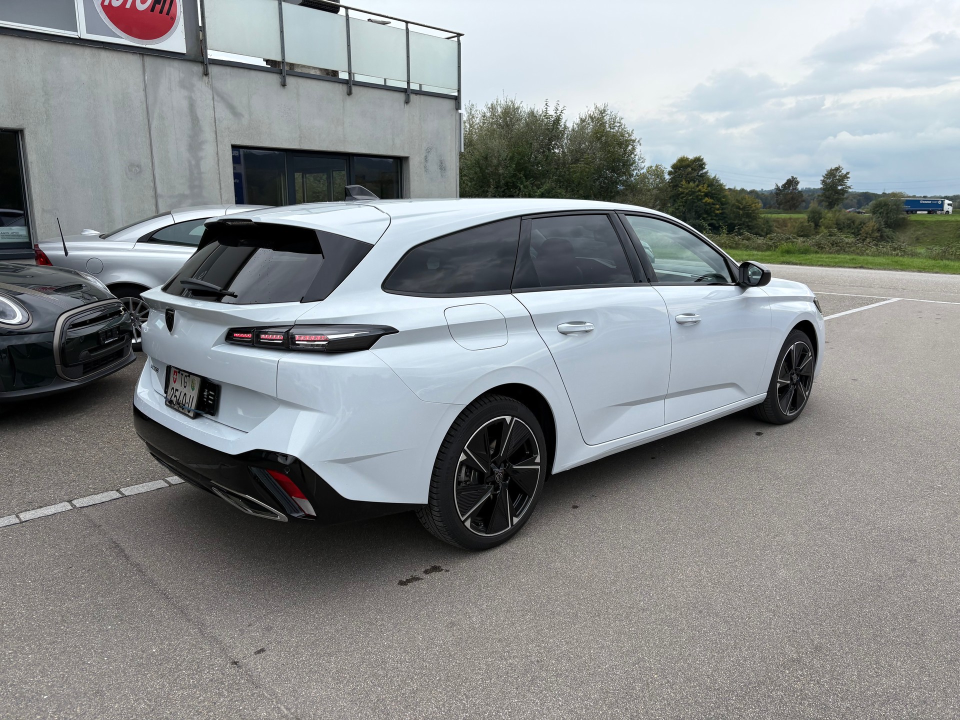 PEUGEOT 308 SW e-Allure-image-5