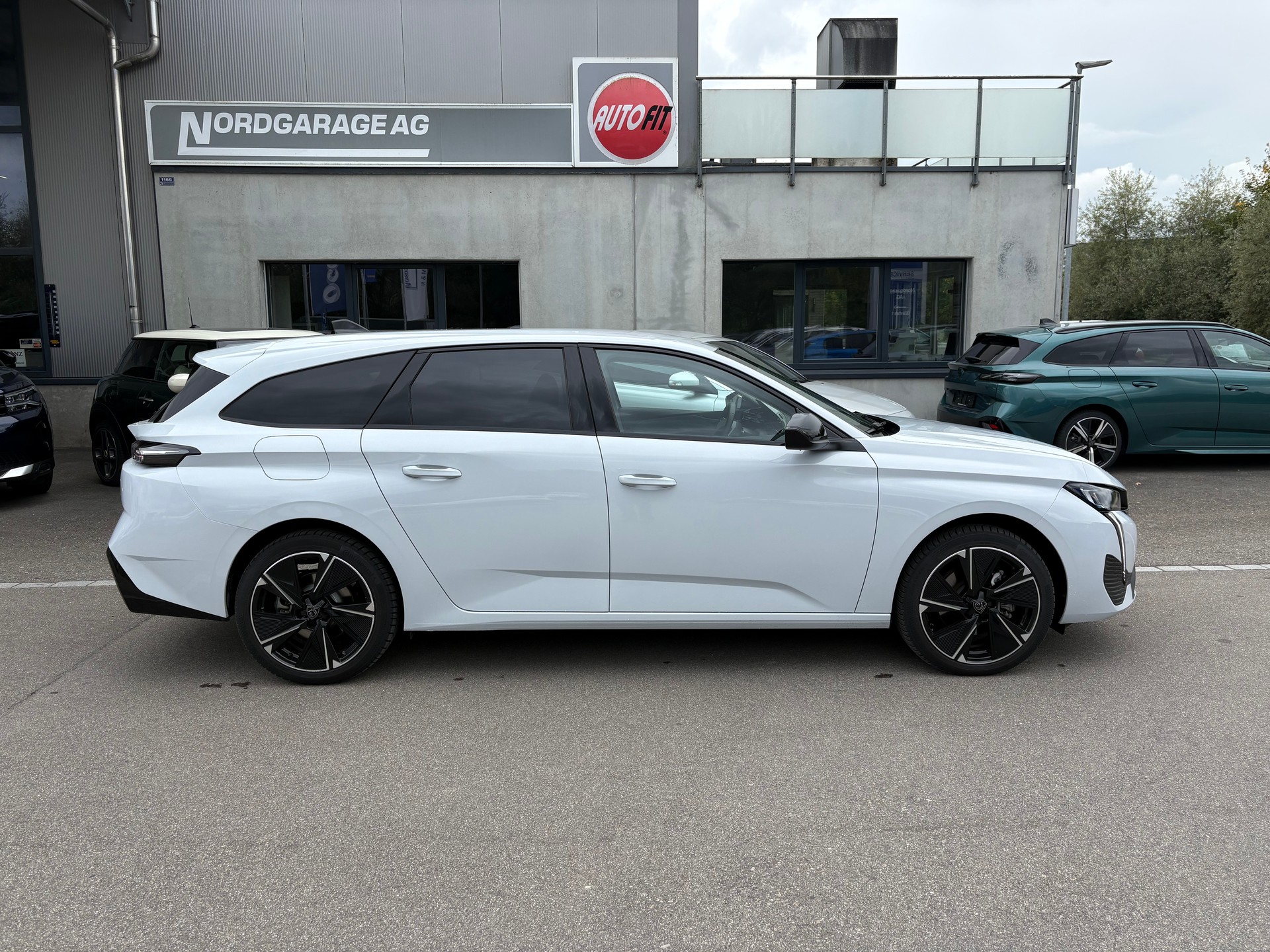 PEUGEOT 308 SW e-Allure-image-3