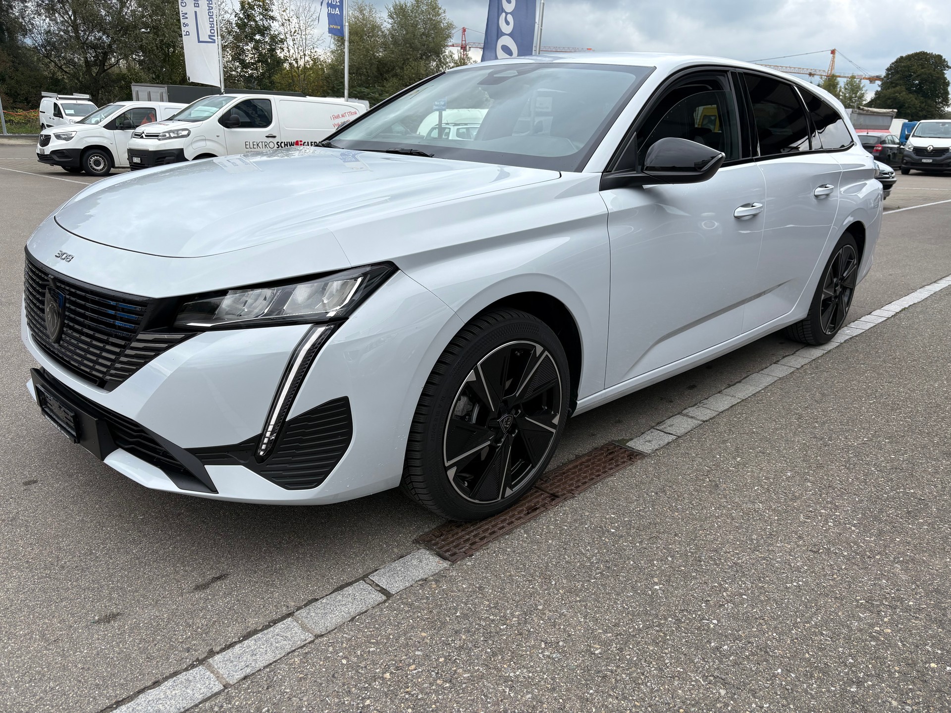 PEUGEOT 308 SW e-Allure-image-2