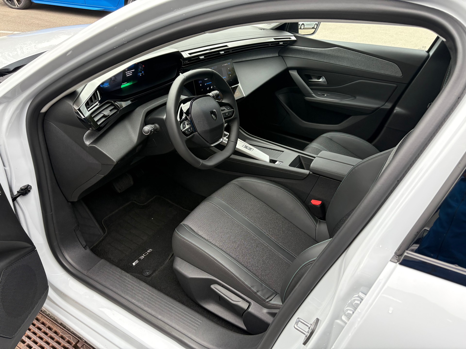 PEUGEOT 308 SW e-Allure-image-9