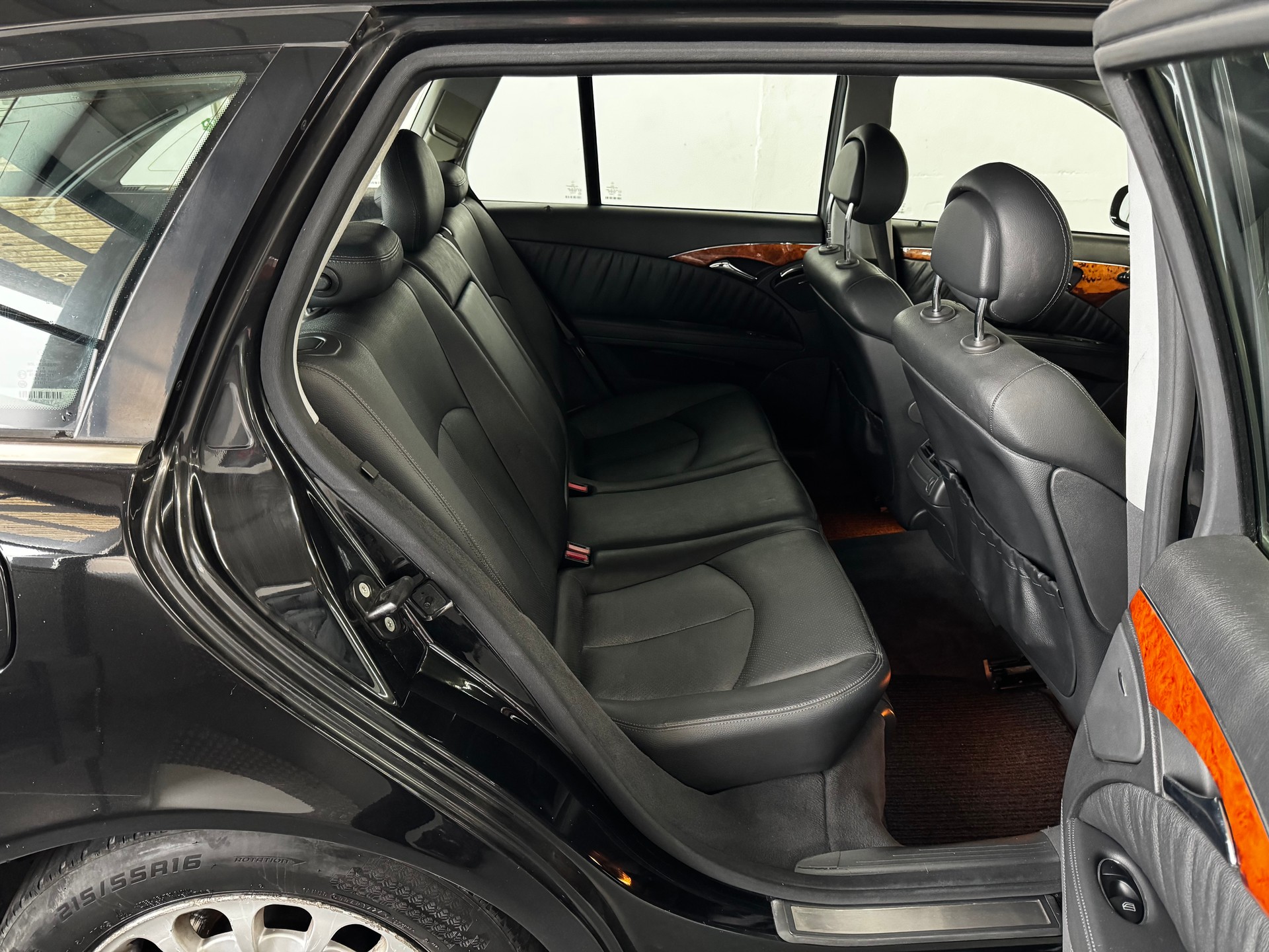 MERCEDES-BENZ E 350 Avantgarde 4Matic Automatic-image-19