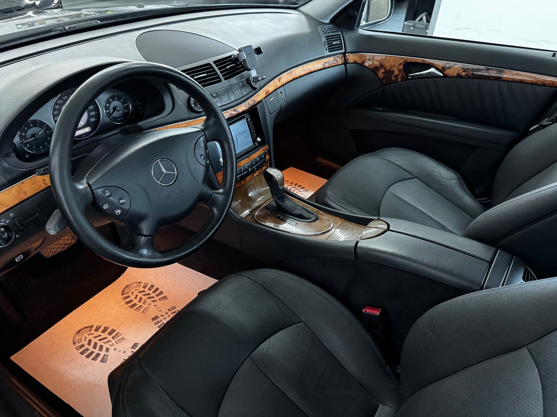 MERCEDES-BENZ E 350 Avantgarde 4Matic Automatic-image-12