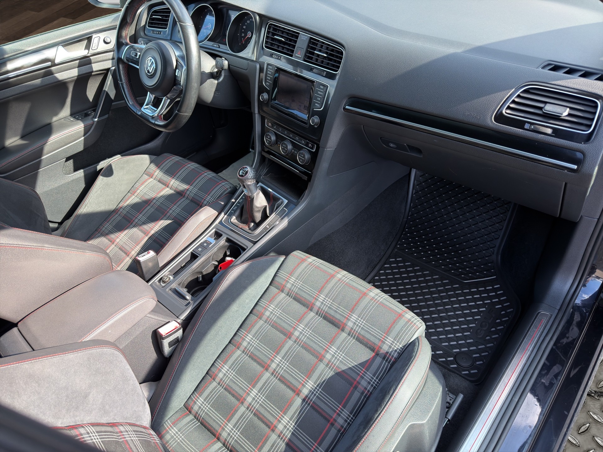 VW Golf 2.0 TSI GTI-image-14