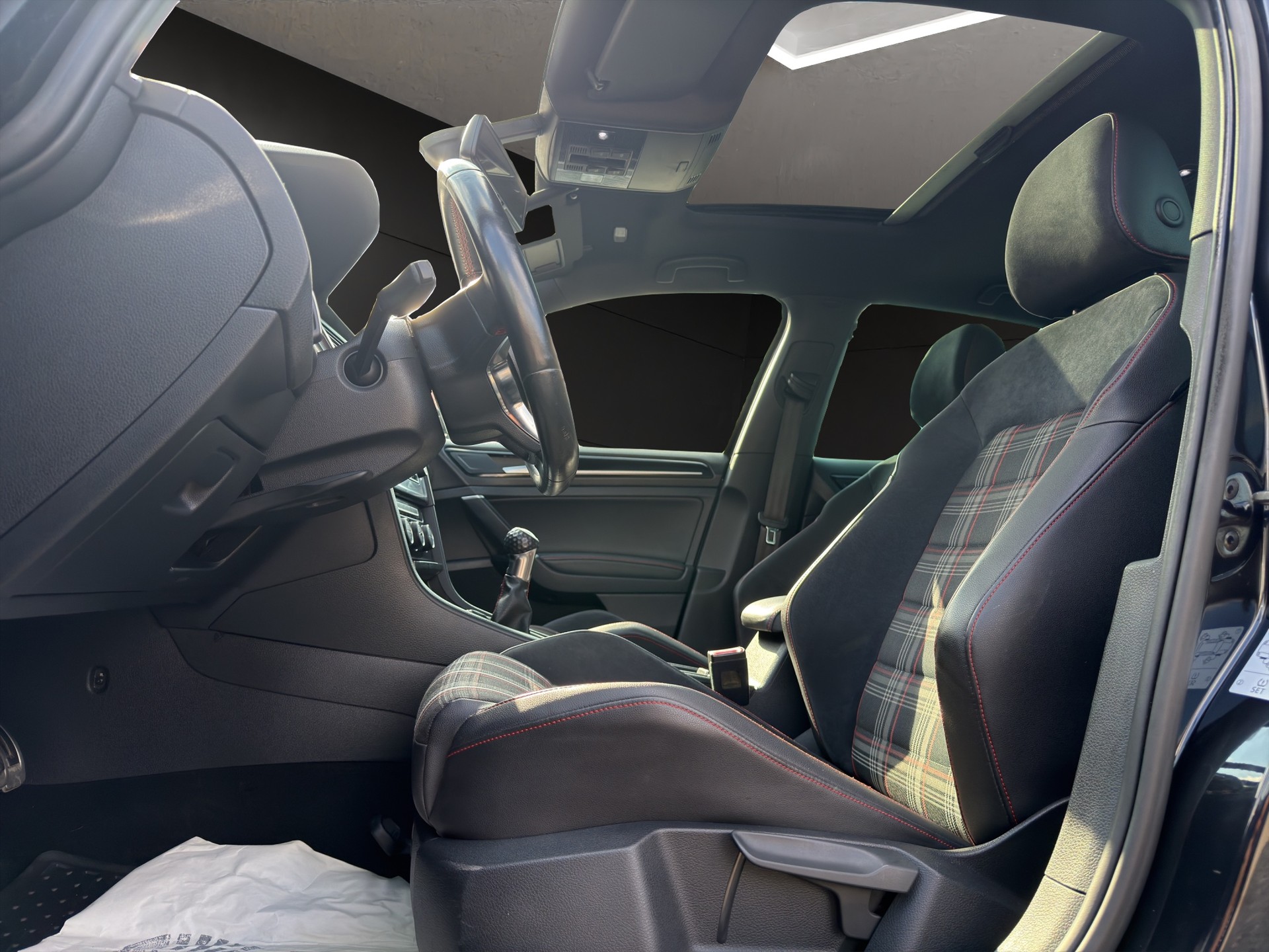 VW Golf 2.0 TSI GTI-image-10