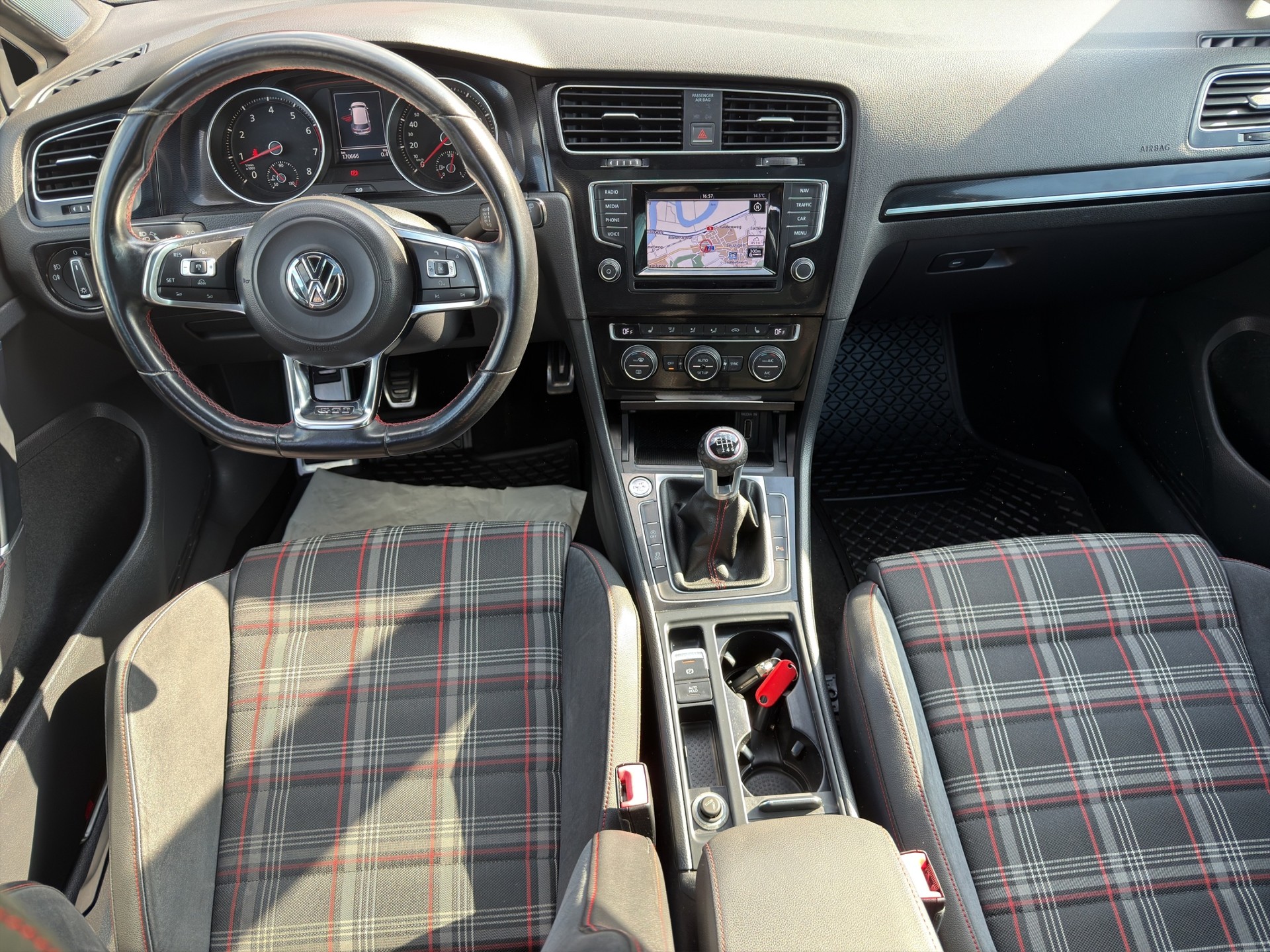 VW Golf 2.0 TSI GTI-image-11
