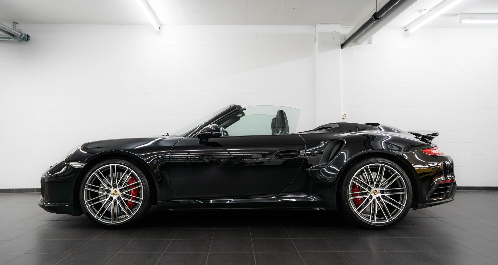 PORSCHE Turbo PDK-showroom-element-3
