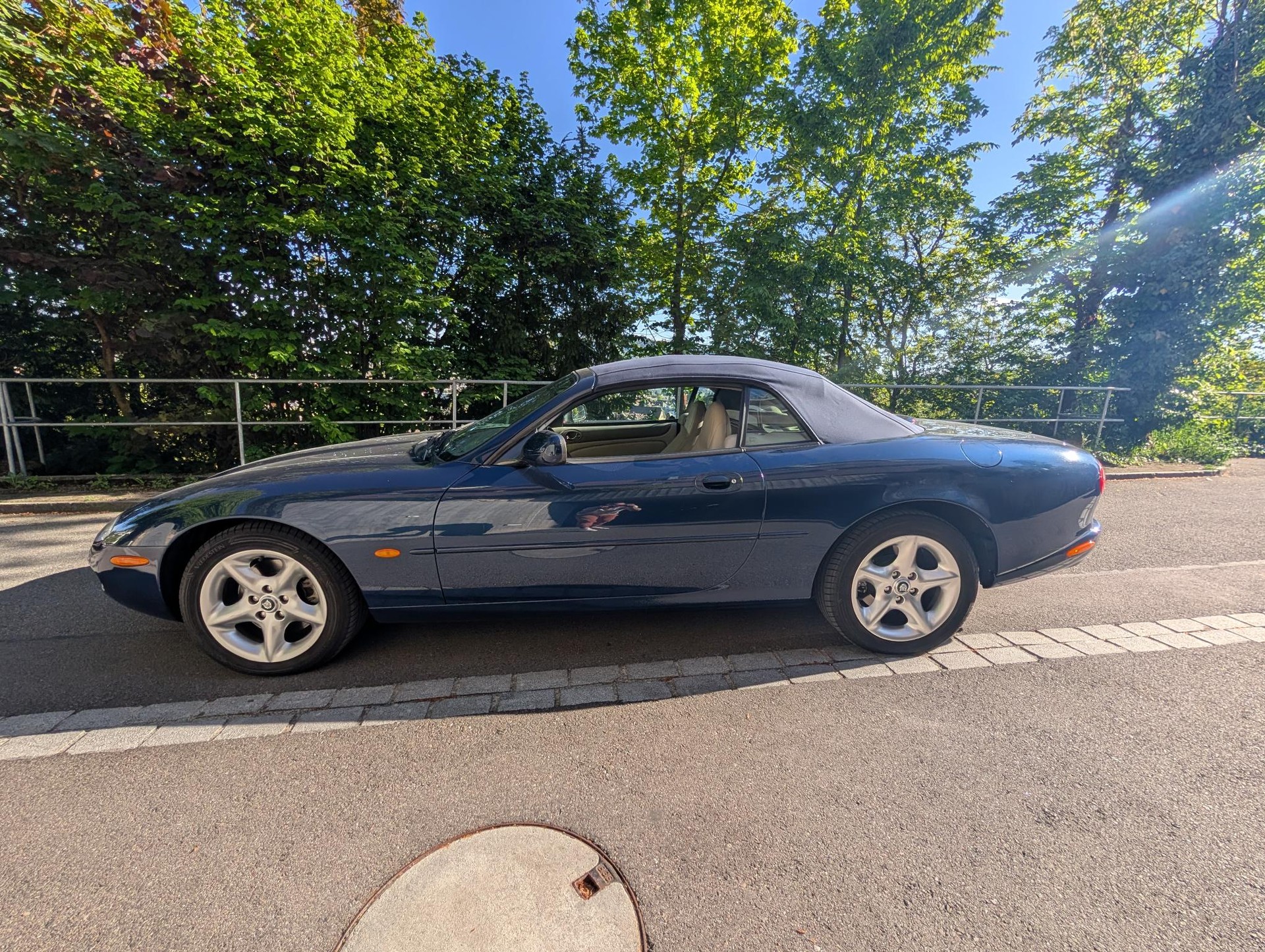 JAGUAR XK8 Convertible-image-4