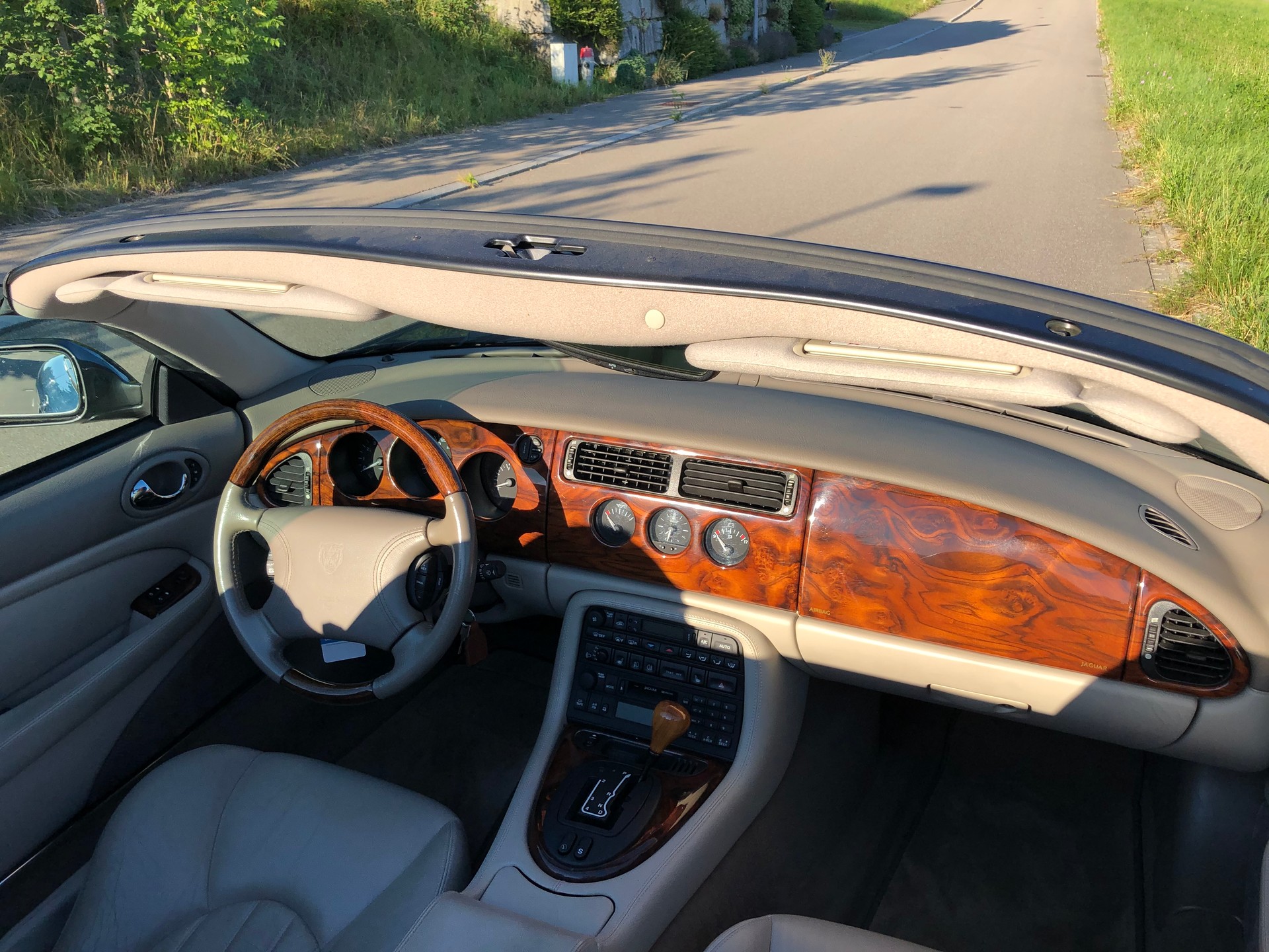 JAGUAR XK8 Convertible-image-2
