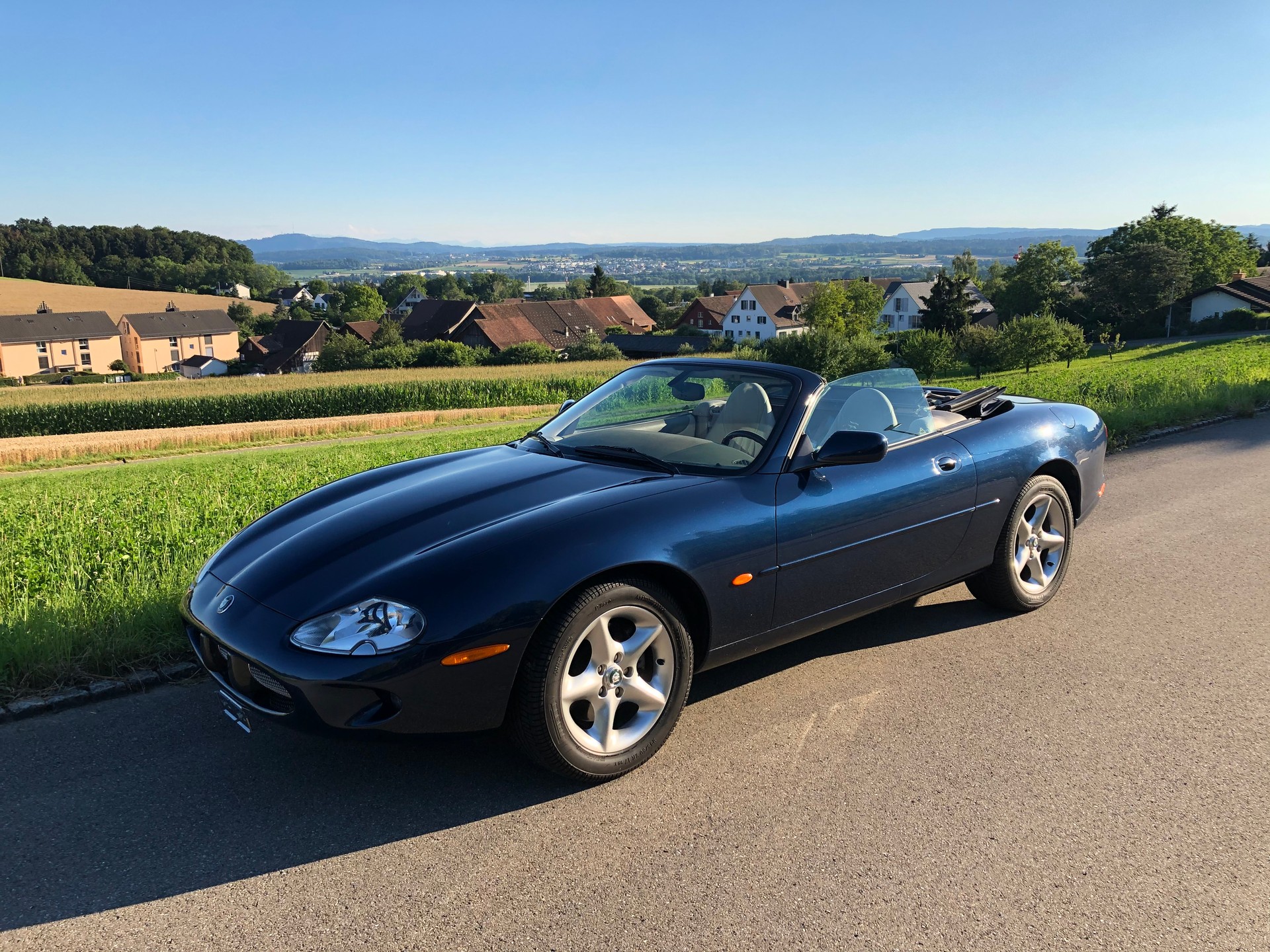 JAGUAR XK8 Convertible-image-0
