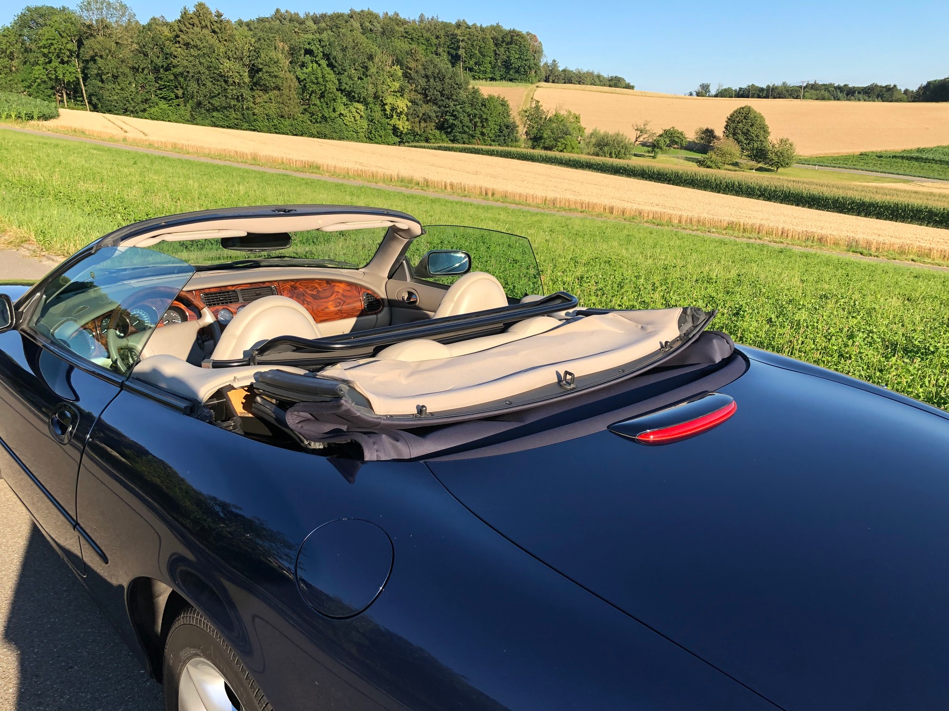 JAGUAR XK8 Convertible-image-1