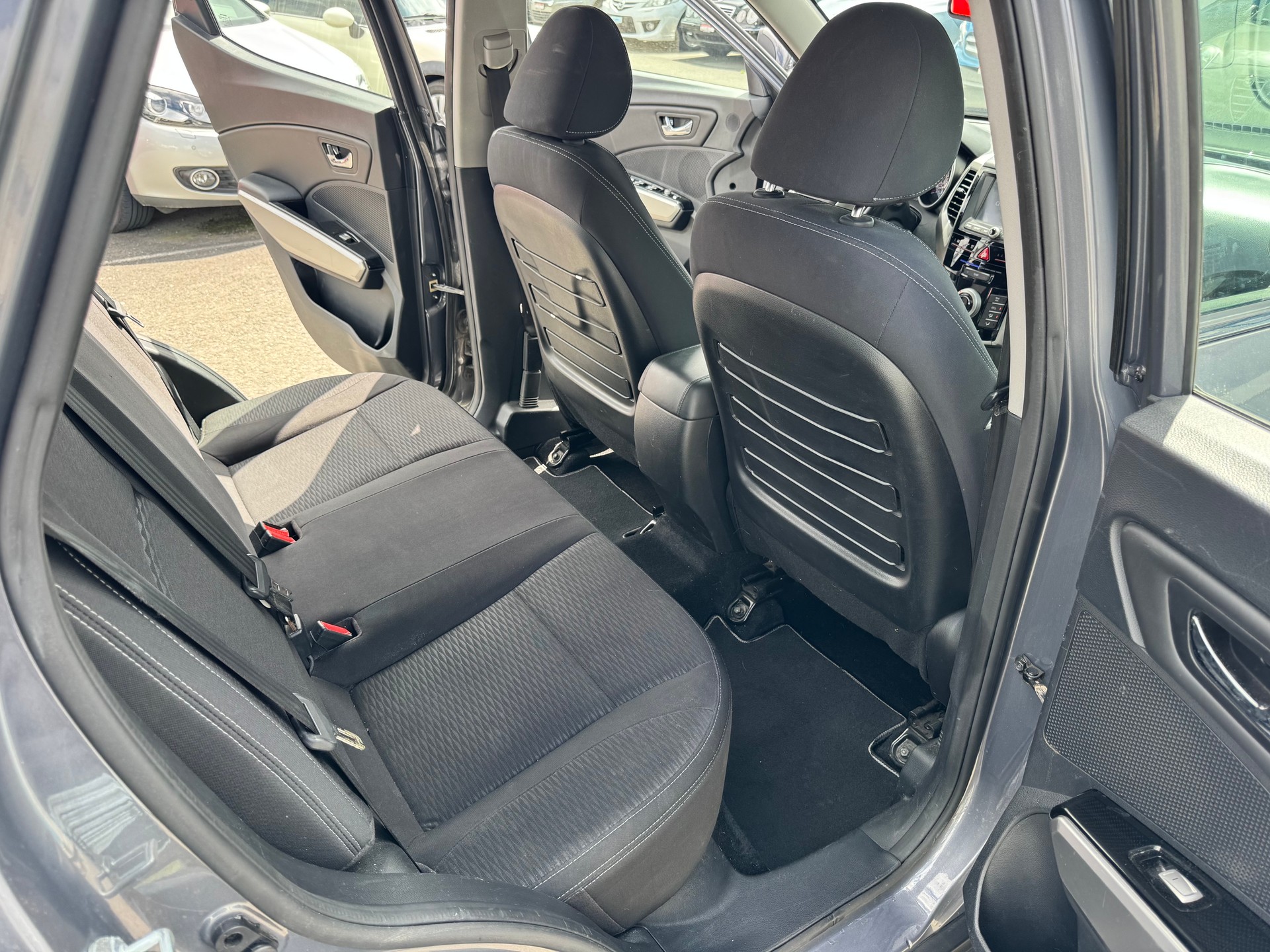 KGM-SsangYong Tivoli 1.6 e-XGi Quartz 4WD Automatic-image-11