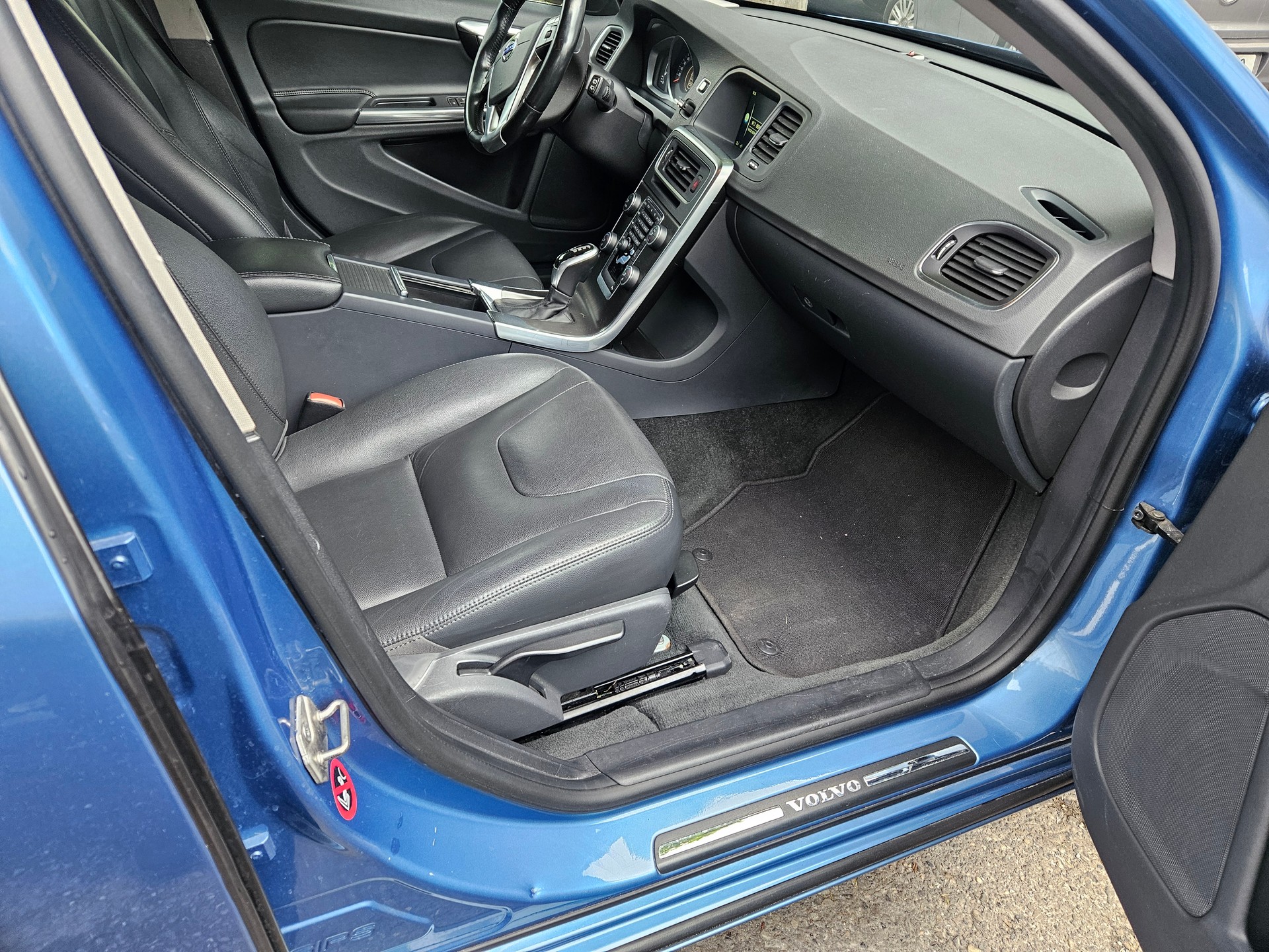 VOLVO V60 D5 AWD Summum Geartronic-image-8