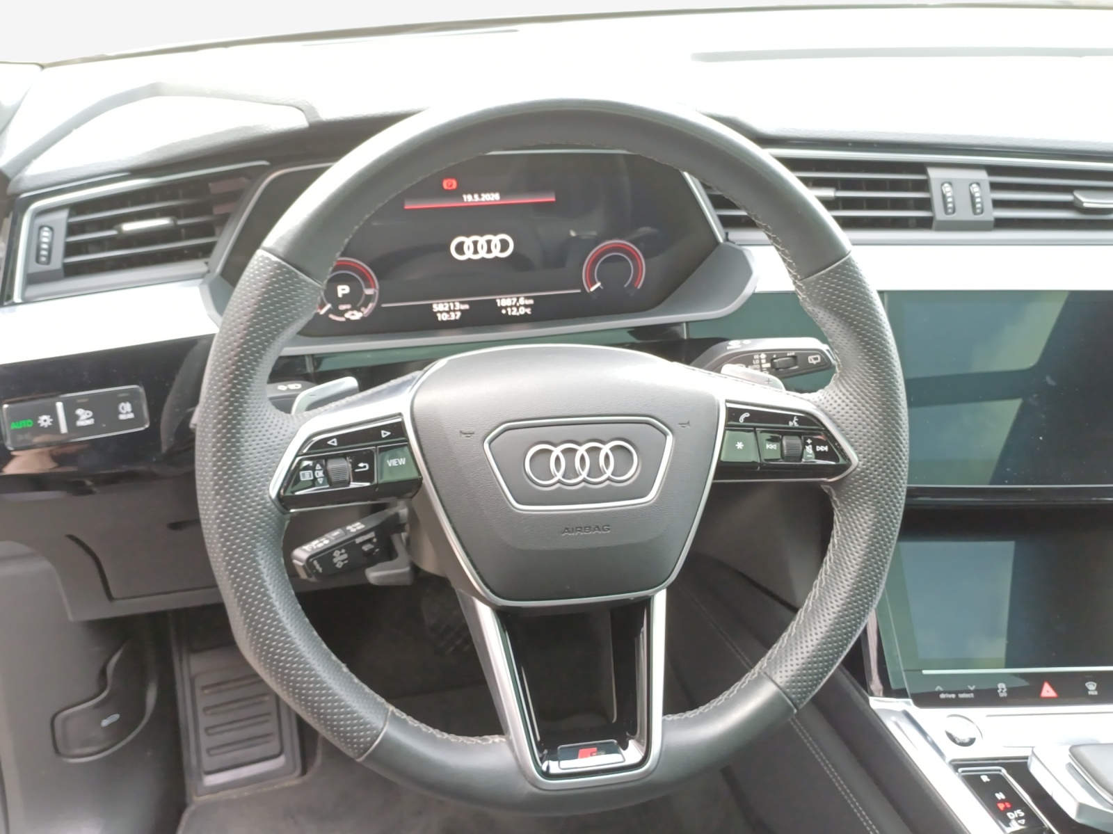 AUDI e-tron 55 S Line Black Edition quattro-image-10