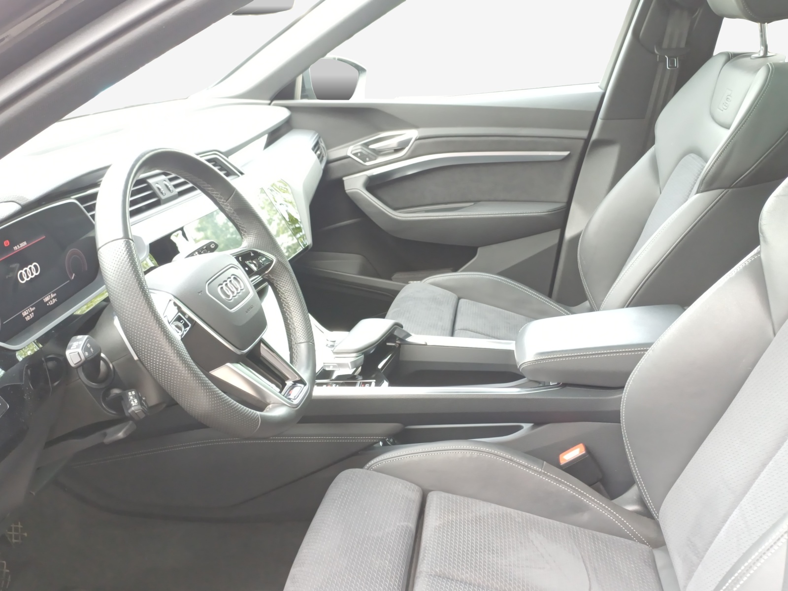 AUDI e-tron 55 S Line Black Edition quattro-image-8