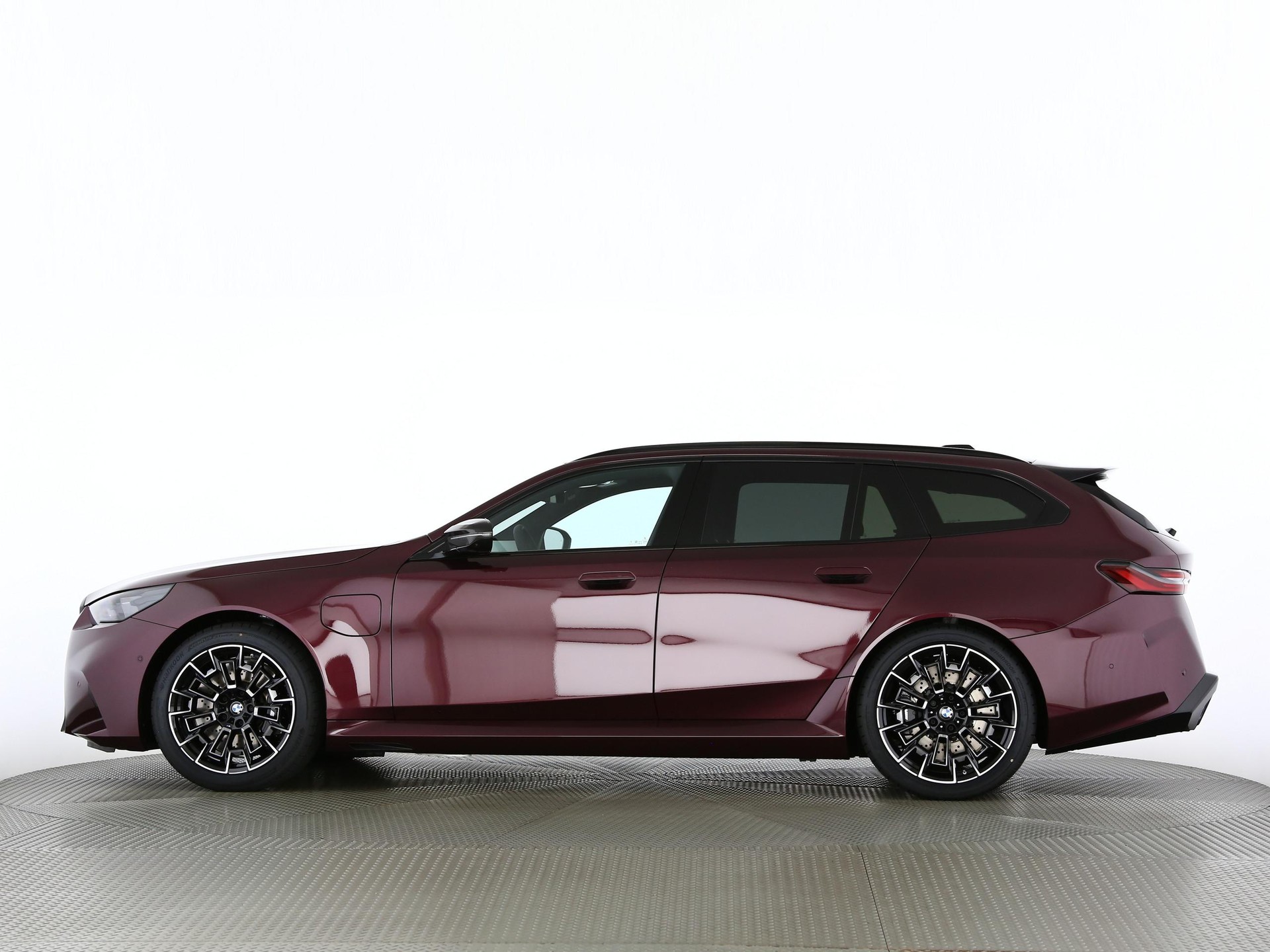 BMW M5 xDrive Touring-image-12