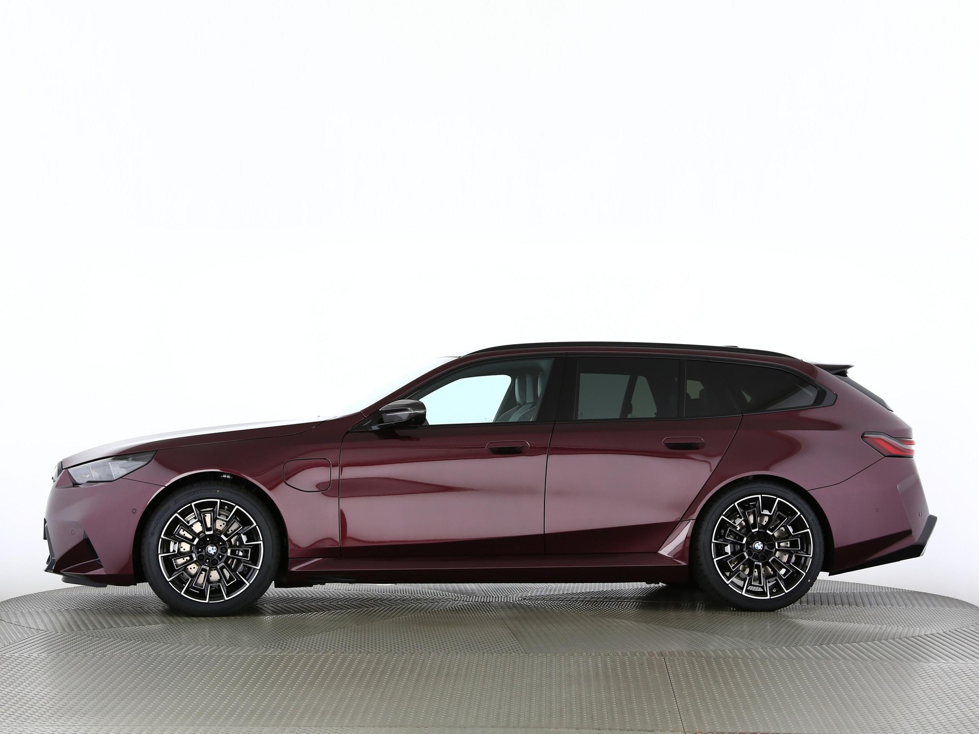 BMW M5 xDrive Touring-image-11