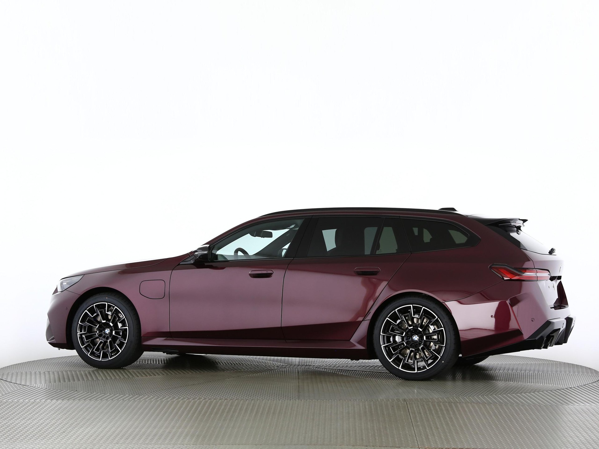 BMW M5 xDrive Touring-image-13