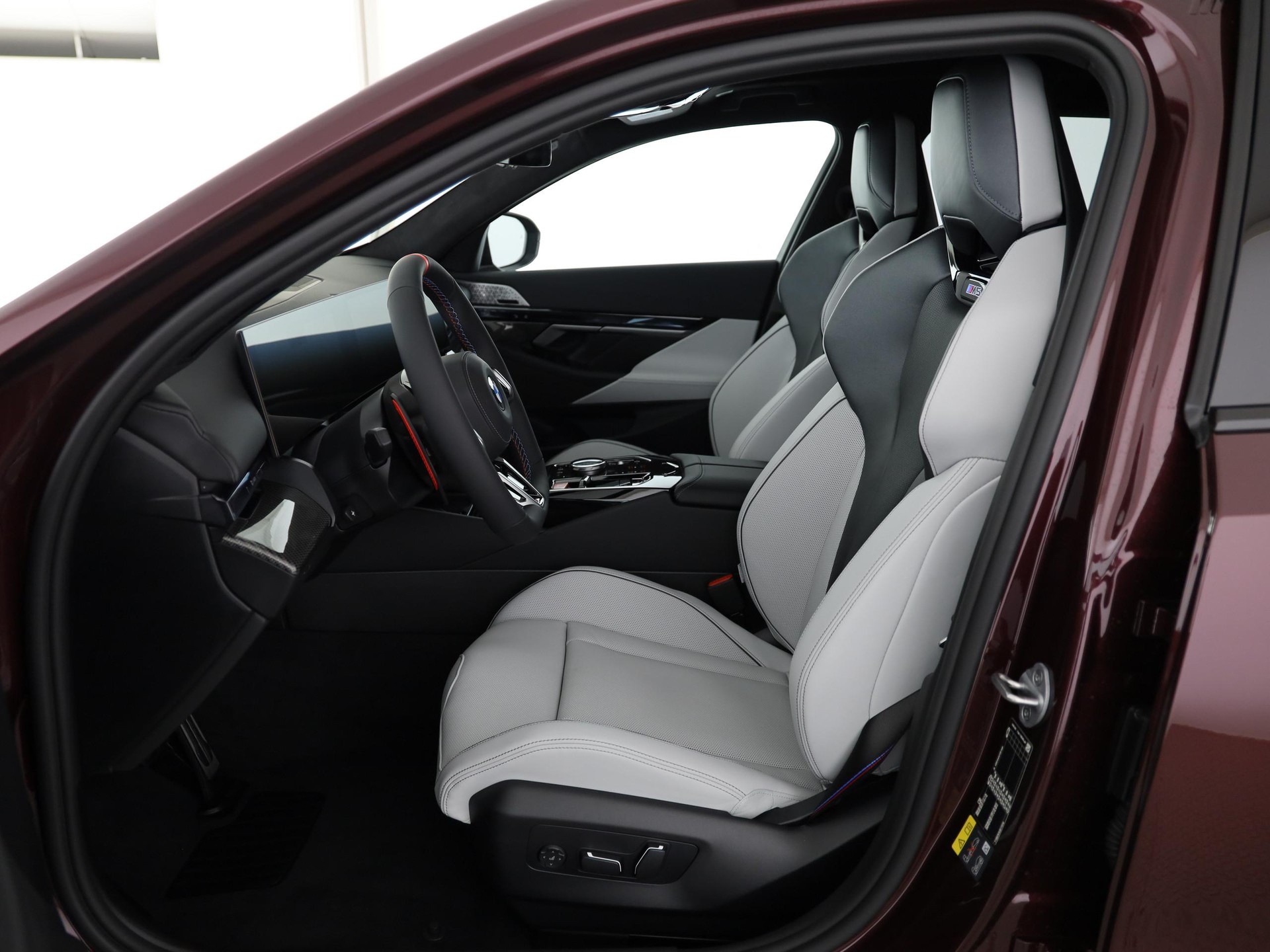 BMW M5 xDrive Touring-image-4