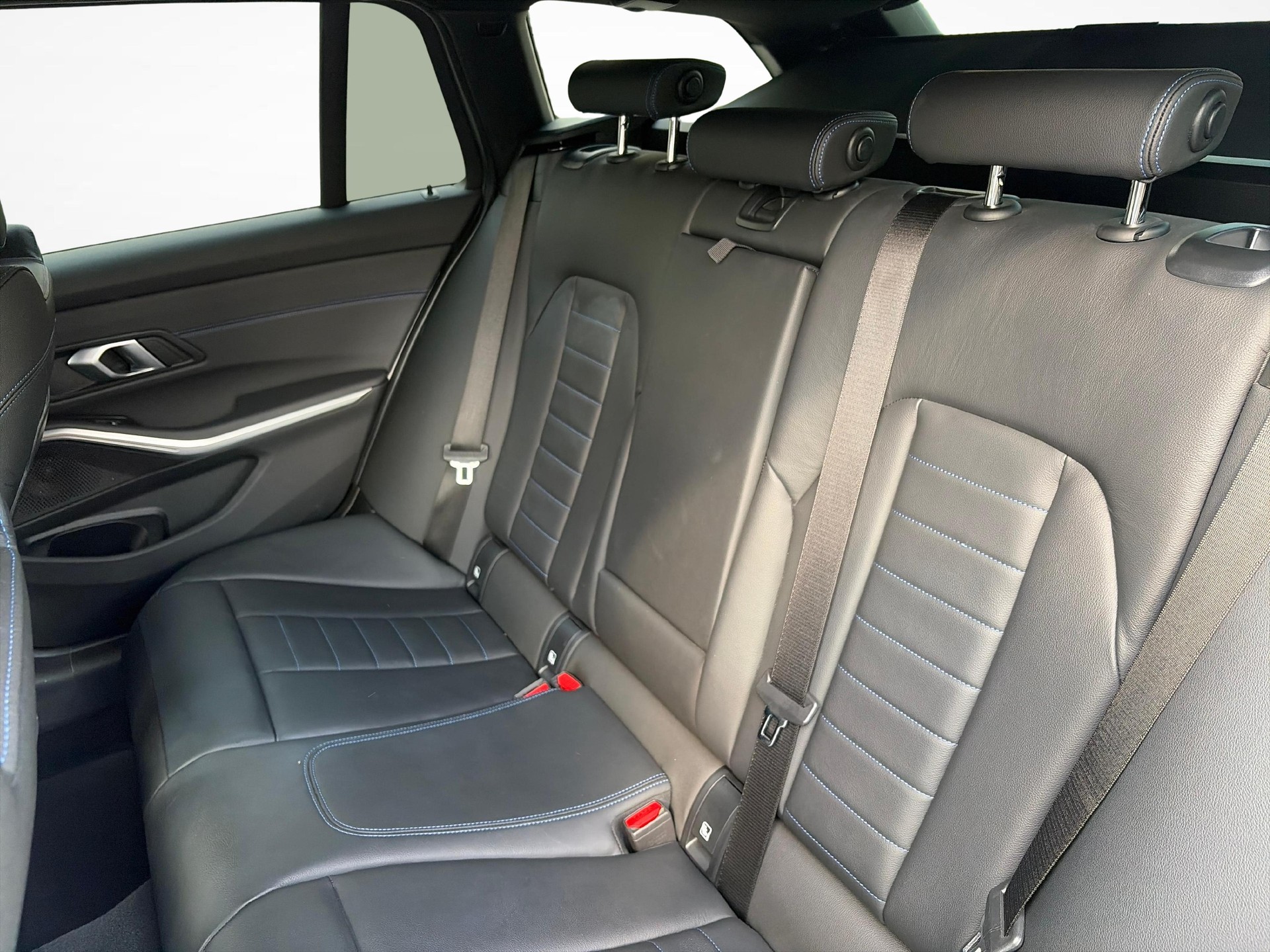 BMW 320d xDrive SAG Touring-image-11