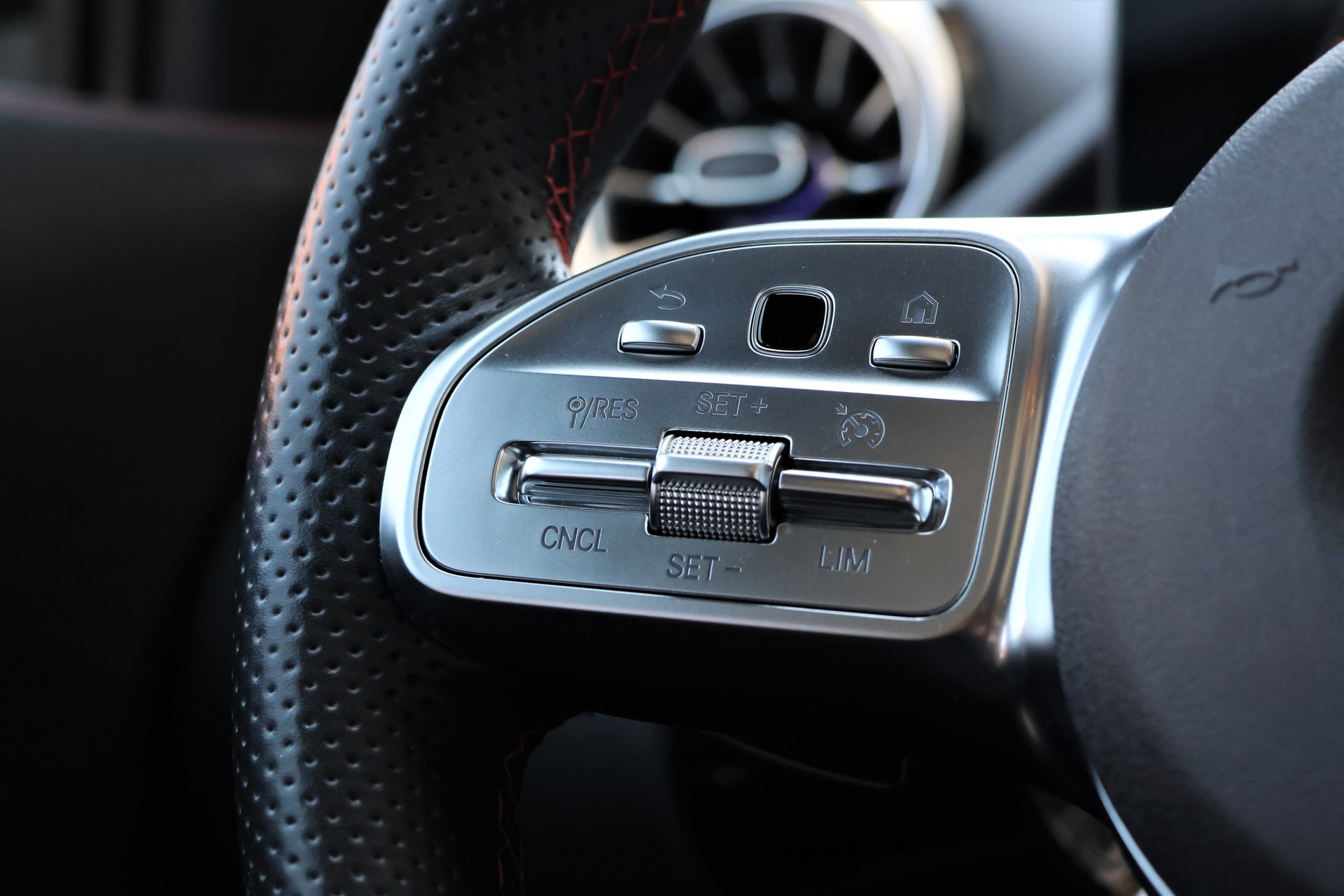 MERCEDES-BENZ GLA 200d AMG Line 8G-DCT (CH)-image-16