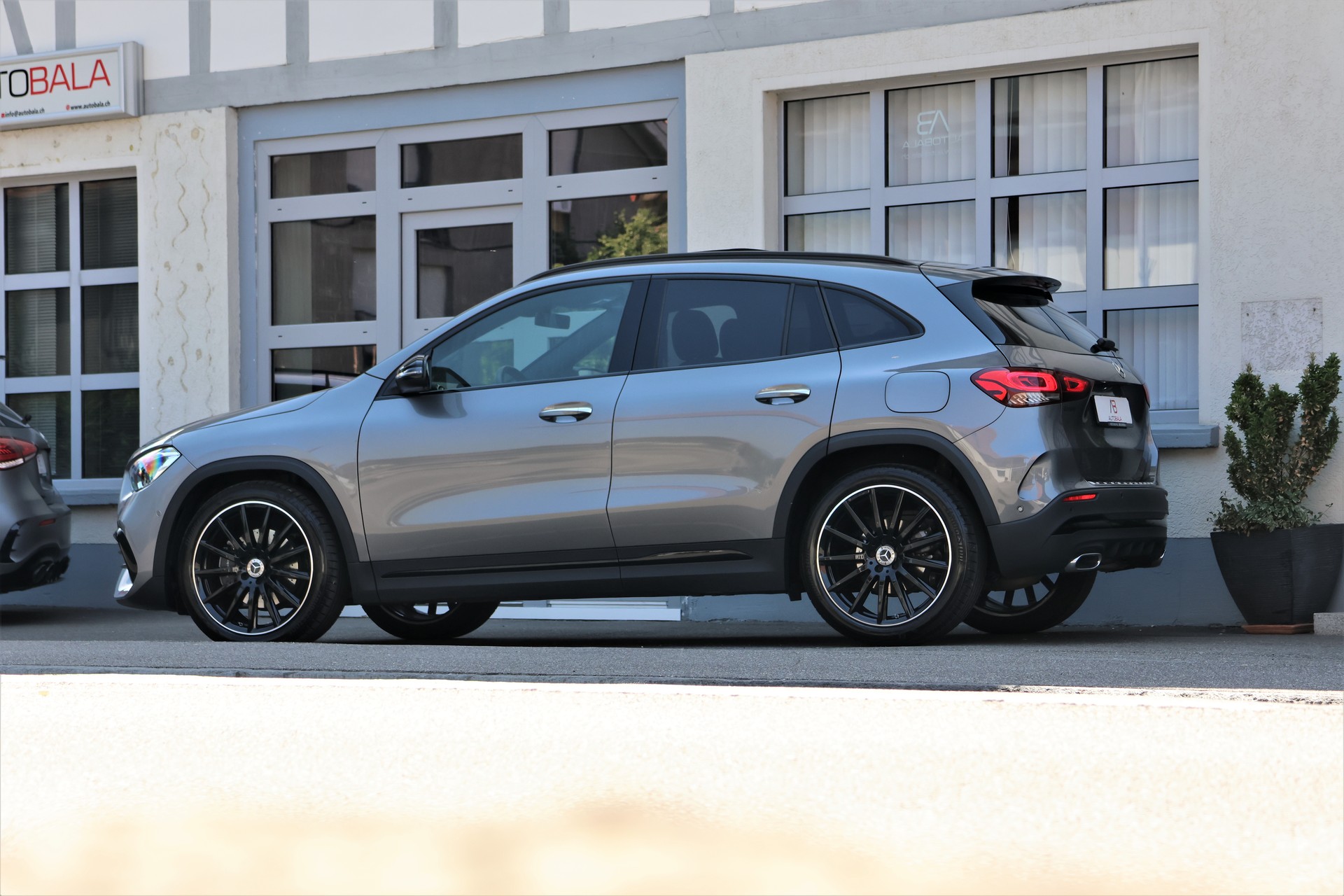 MERCEDES-BENZ GLA 200d AMG Line 8G-DCT (CH)-showroom-element-3