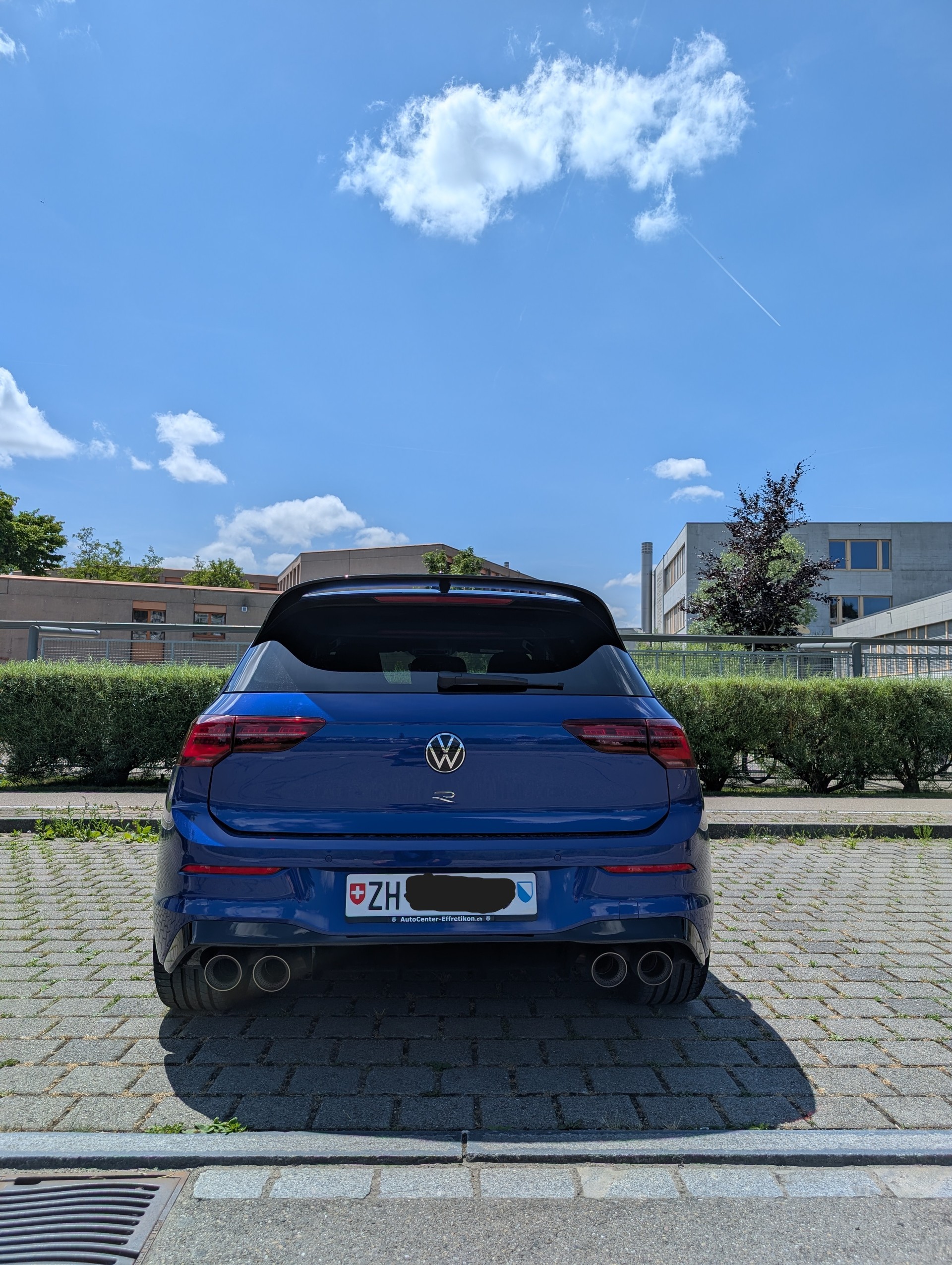 VW 2.0 TSI R Performance DSG 4motion-image-2
