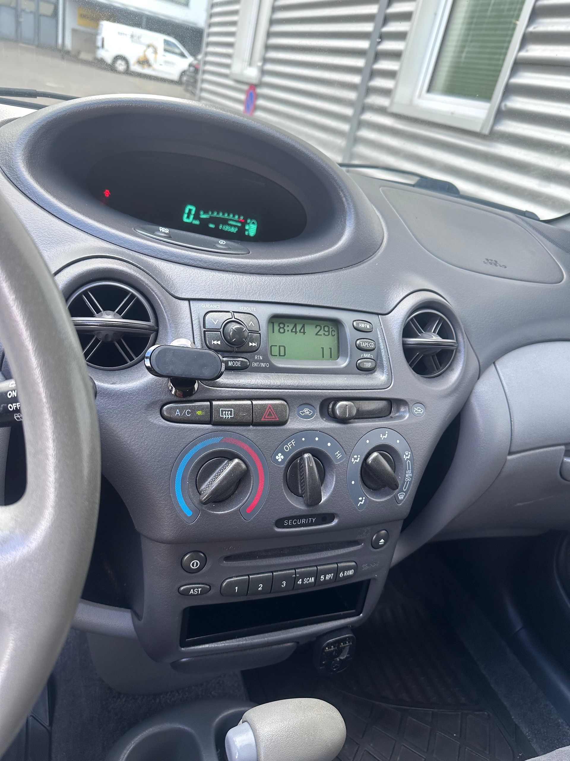 TOYOTA YARIS-image-14
