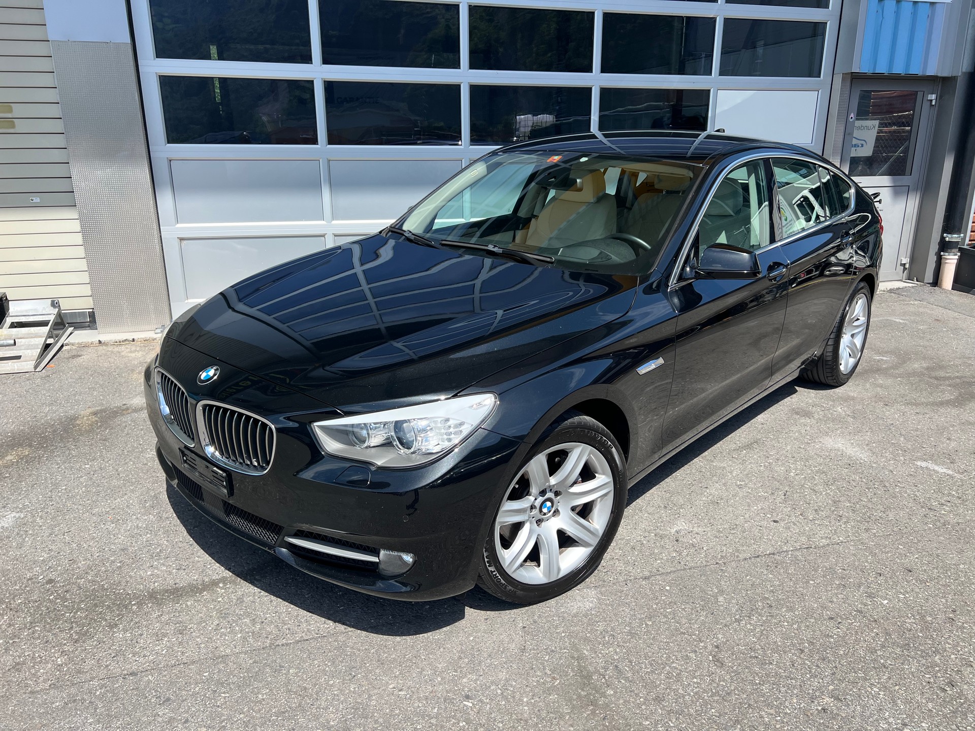 BMW 530d xDrive GT Steptronic *** Navigation * Standheizung * Leder * Sitzbelüftung * Head -Up Display * 8 fachbereift ***-image-6