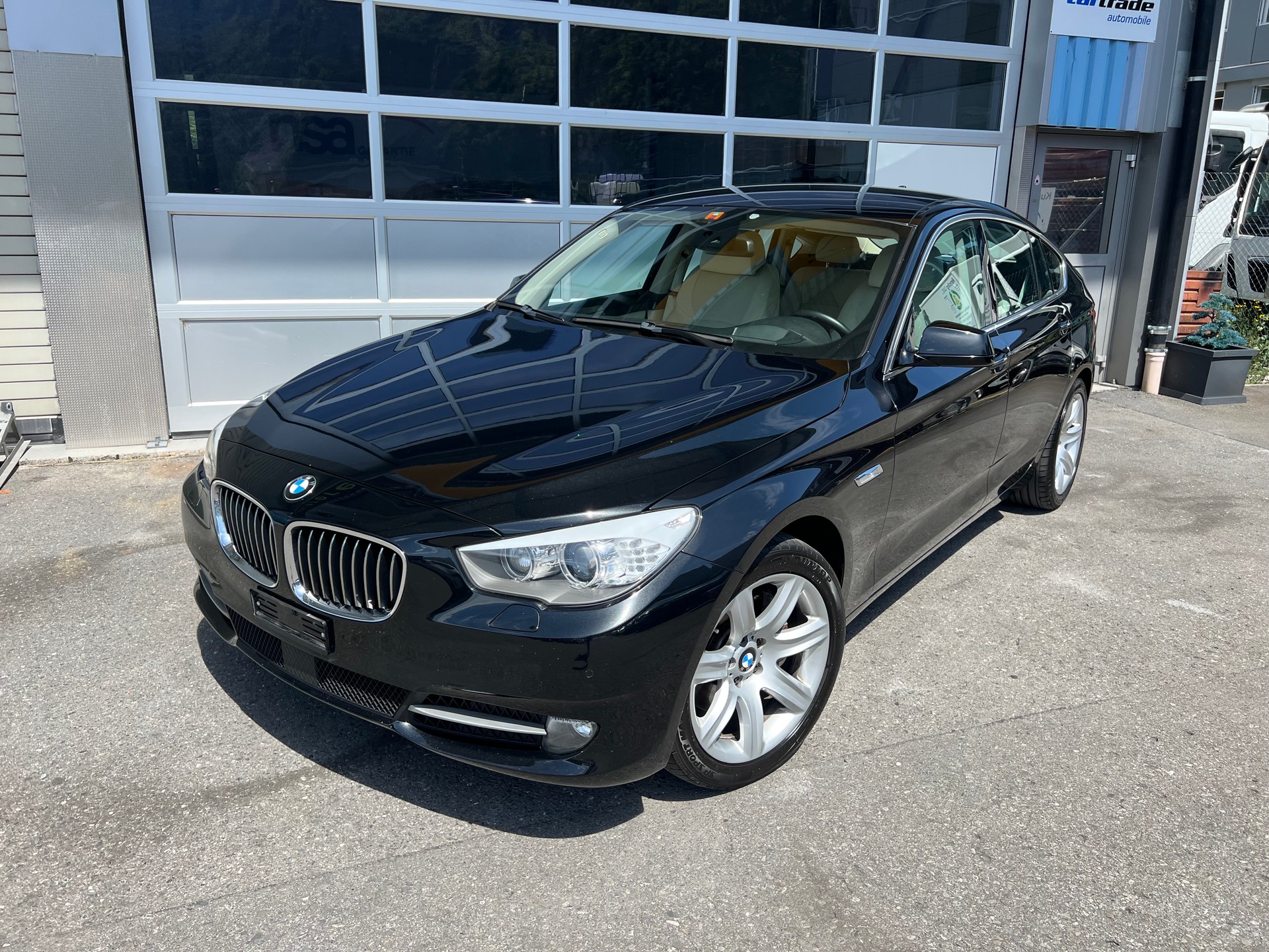 BMW 530d xDrive GT Steptronic *** Navigation * Standheizung * Leder * Sitzbelüftung * Head -Up Display * 8 fachbereift ***-image-1