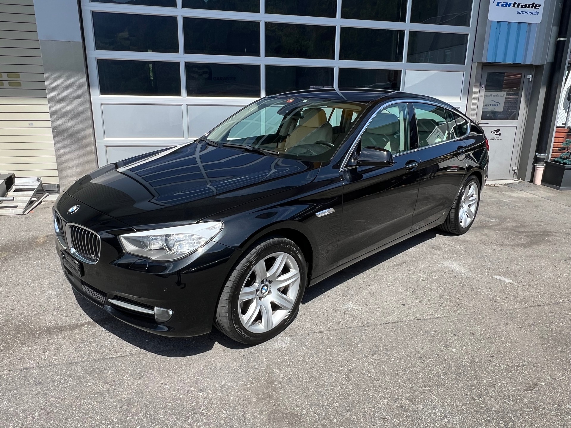 BMW 530d xDrive GT Steptronic *** Navigation * Standheizung * Leder * Sitzbelüftung * Head -Up Display * 8 fachbereift ***-image-9