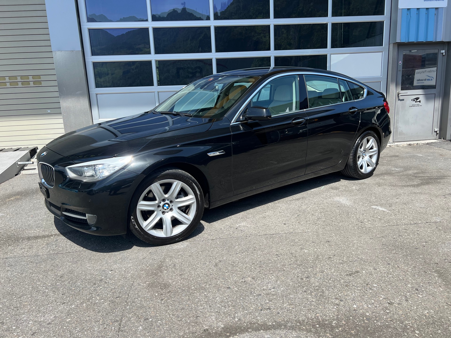BMW 530d xDrive GT Steptronic *** Navigation * Standheizung * Leder * Sitzbelüftung * Head -Up Display * 8 fachbereift ***-image-2