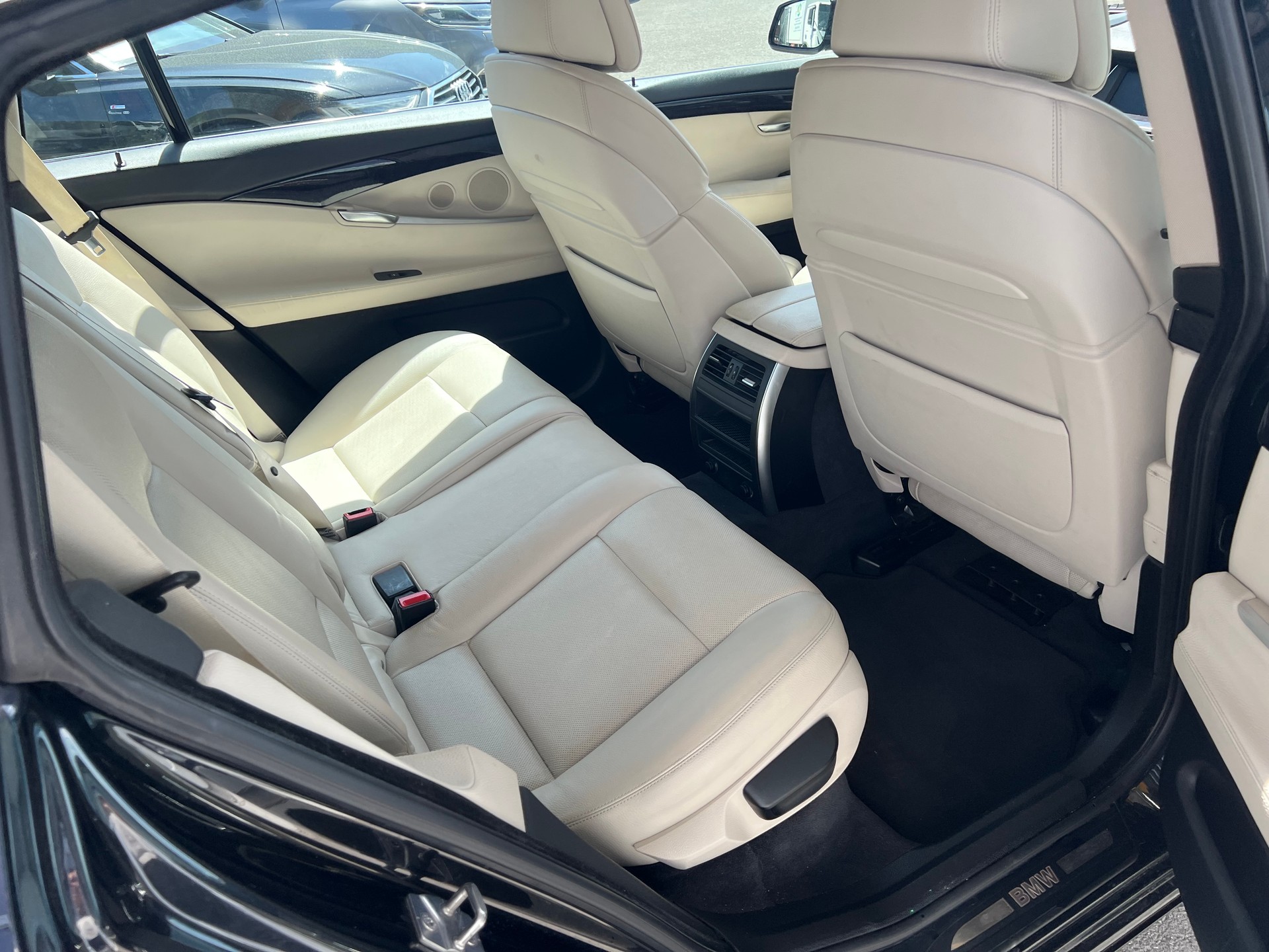 BMW 530d xDrive GT Steptronic *** Navigation * Standheizung * Leder * Sitzbelüftung * Head -Up Display * 8 fachbereift ***-image-22